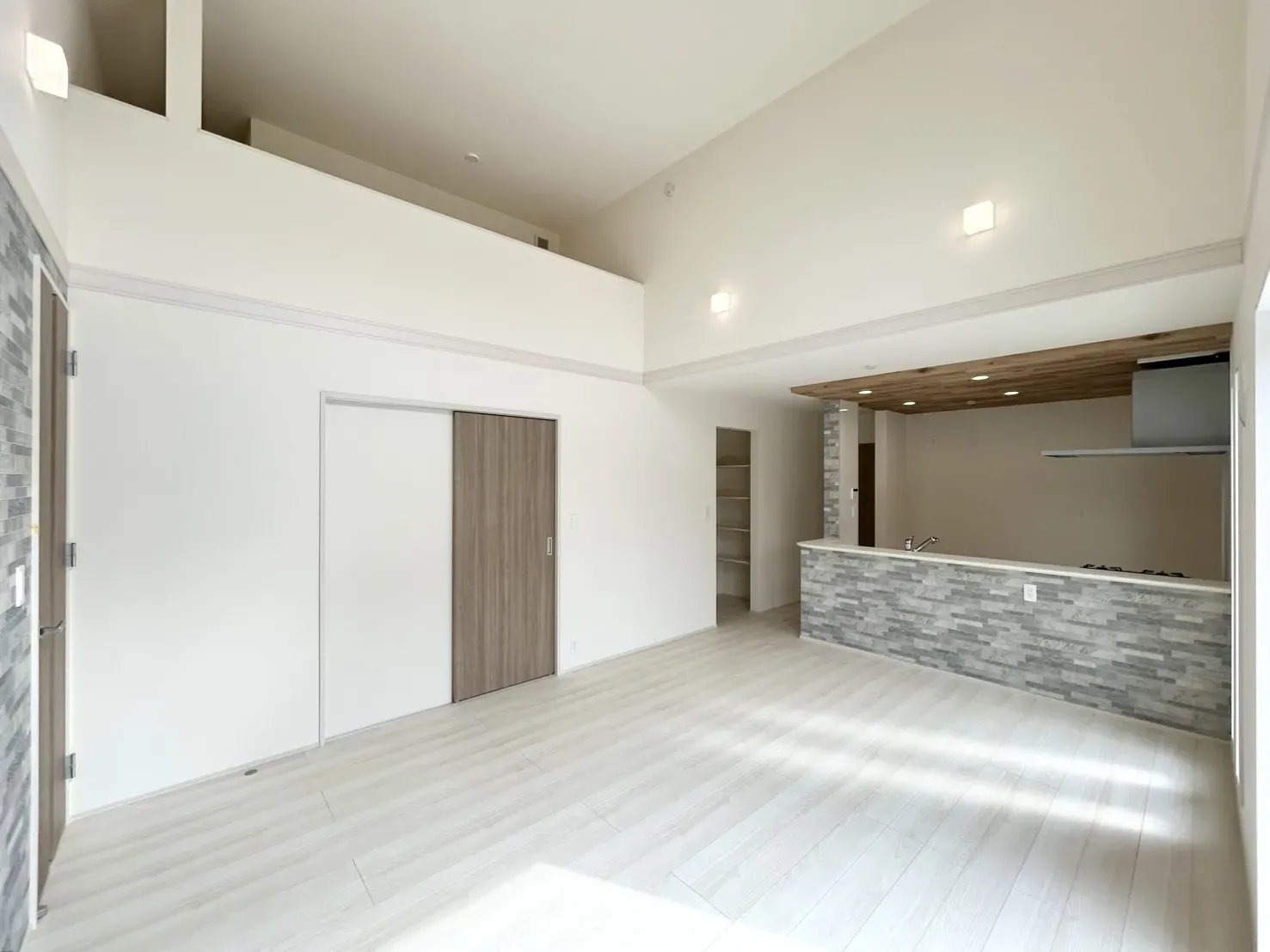 【LDK17.875帖】日当たりがよく、勾配天井となっているため、明るく開放感が感じられます!