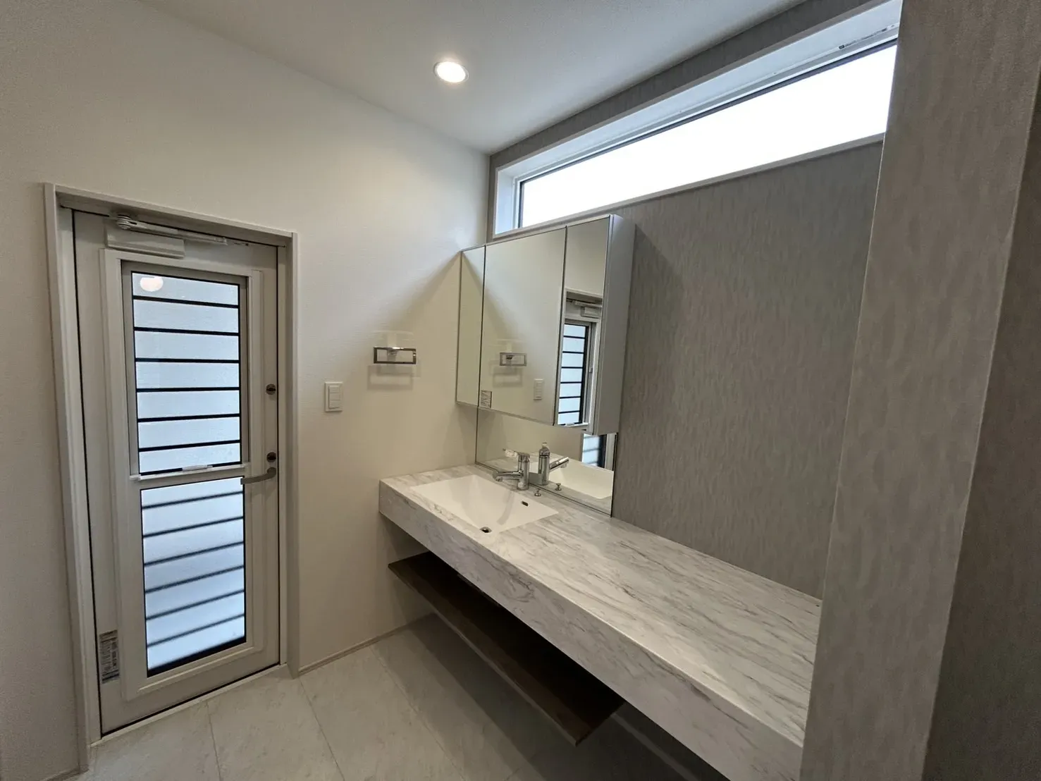 【洗面所】ワイド洗面台採用!
勝手口付きのため、風通しがいいです!