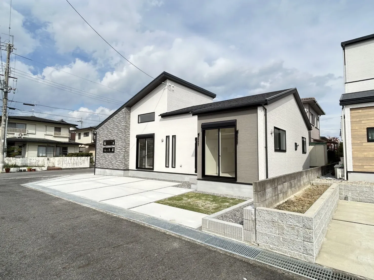 【現地外観】2025.11.2撮影
～南西角地・平屋1棟～完成いたしました!