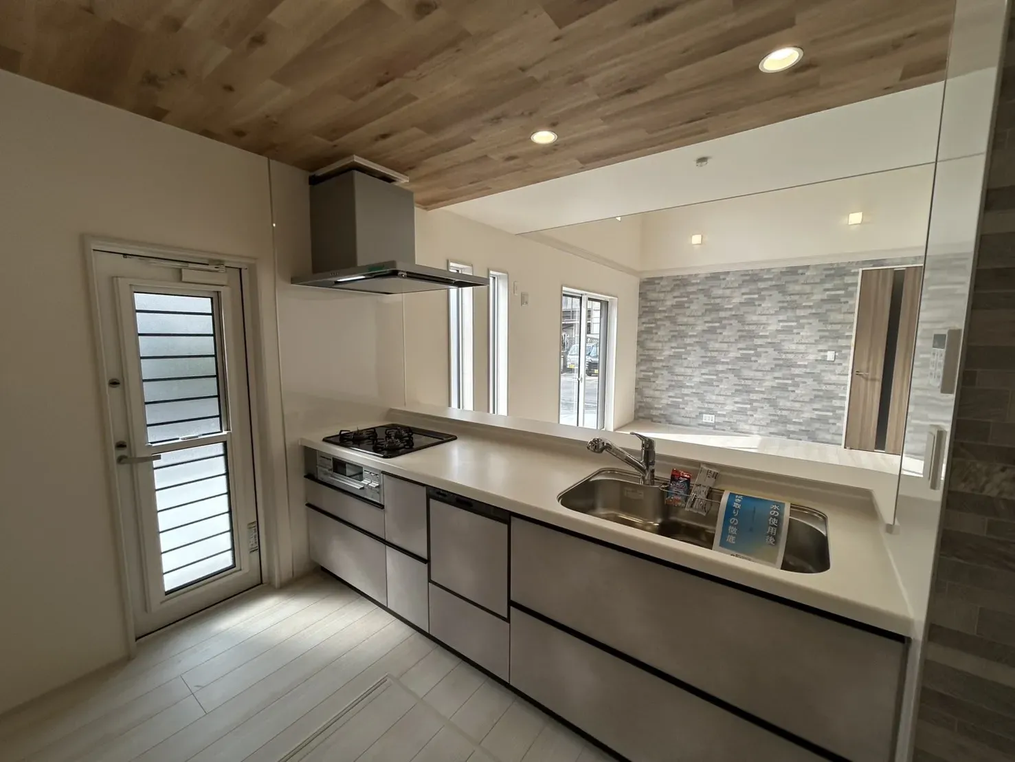 【キッチン】勝手口付きで、料理後のごみ捨てがスムーズに!