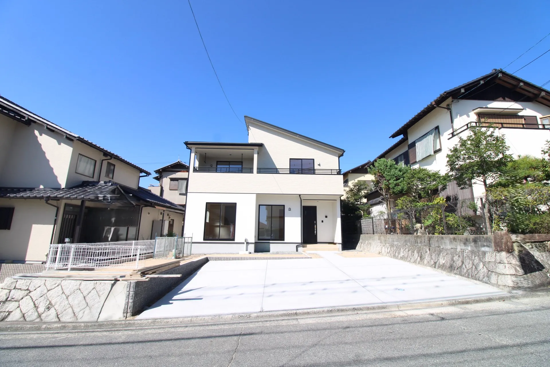 前面道路から見た外観