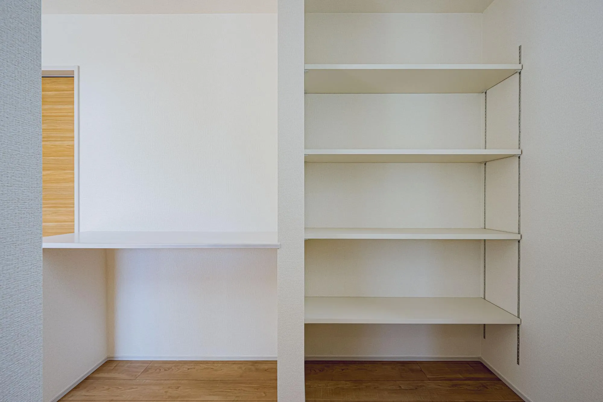 2号棟:キッチン横の収納