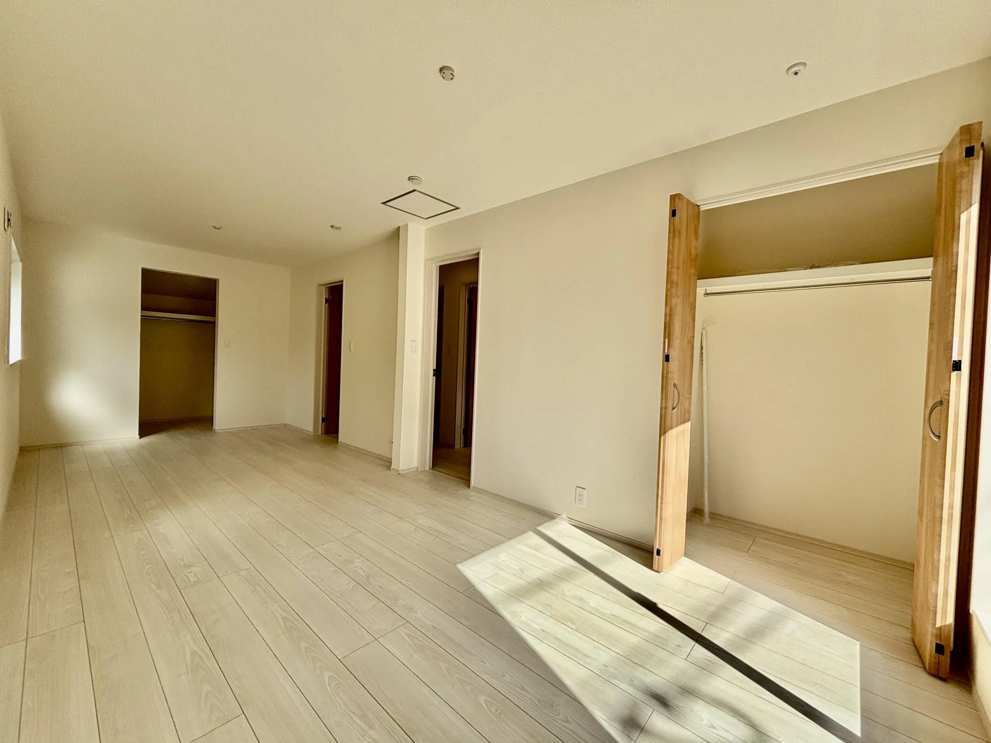 洋室11.25帖(壁設置で、2部屋に分割可)