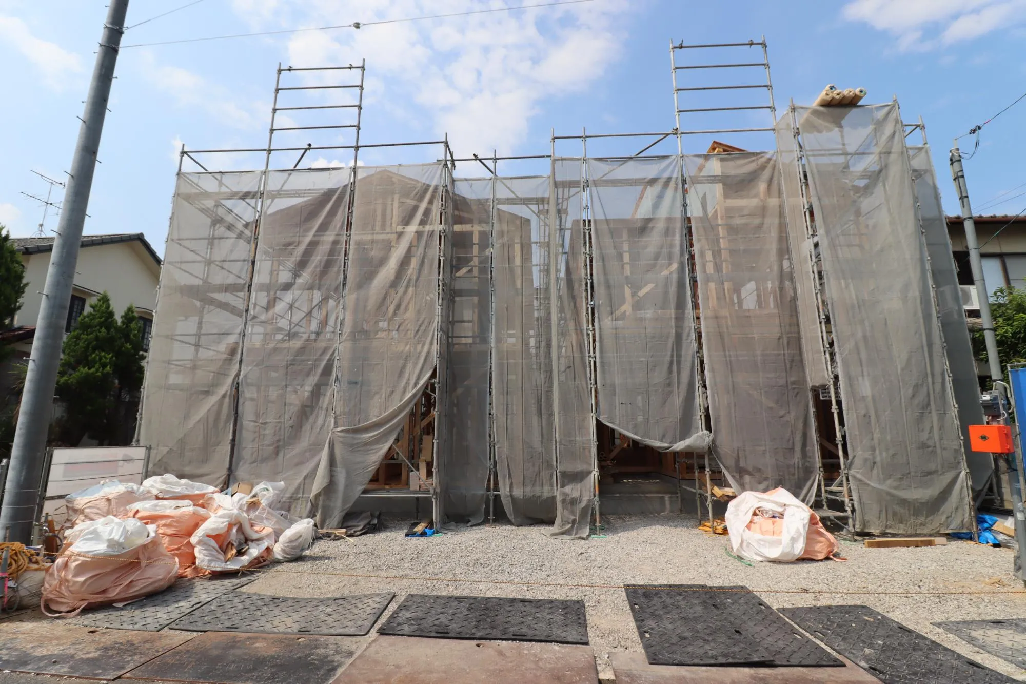 【現地写真(左1号棟、右2号棟)】