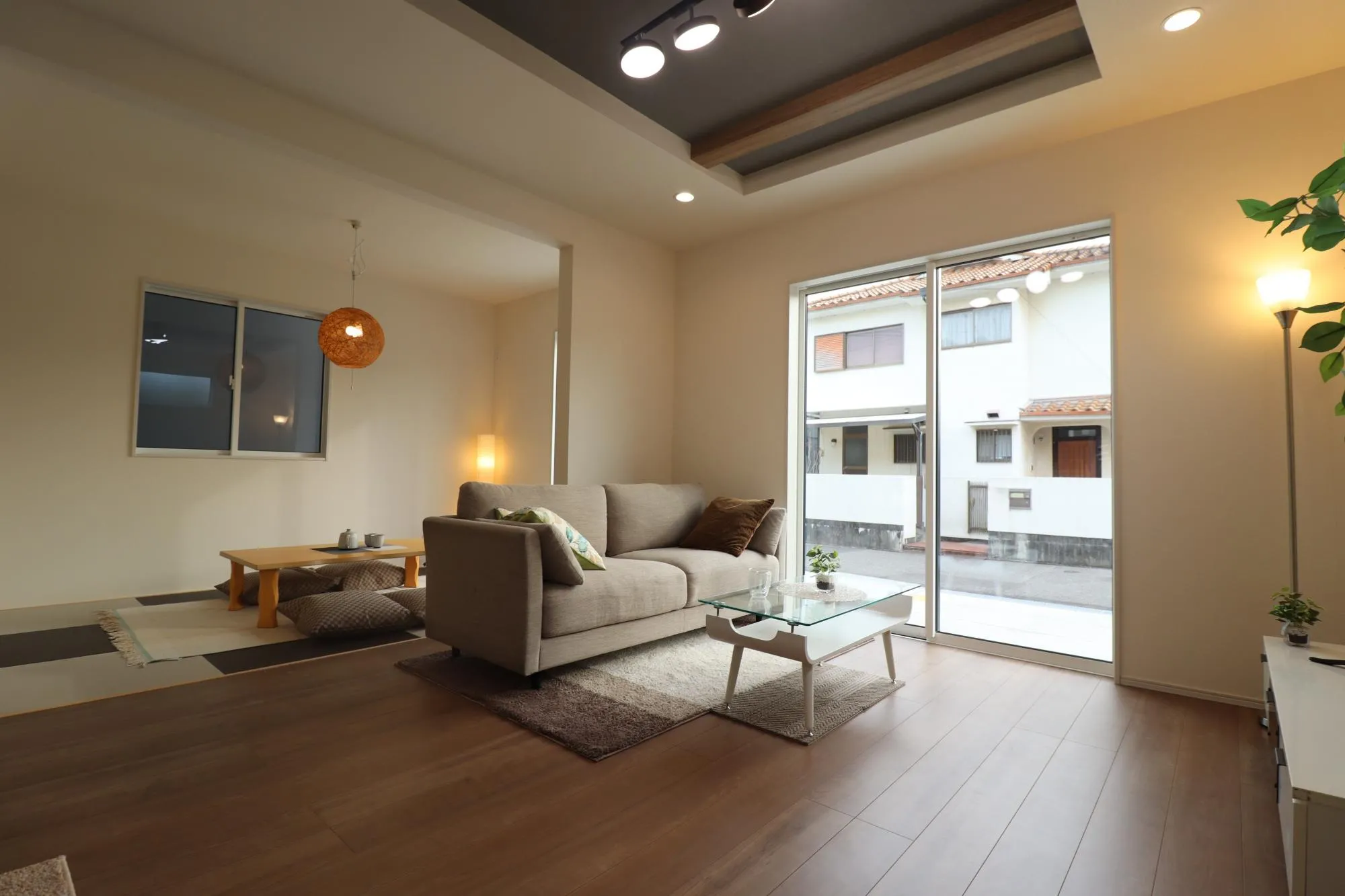 【①号棟】モデル家具設置中!