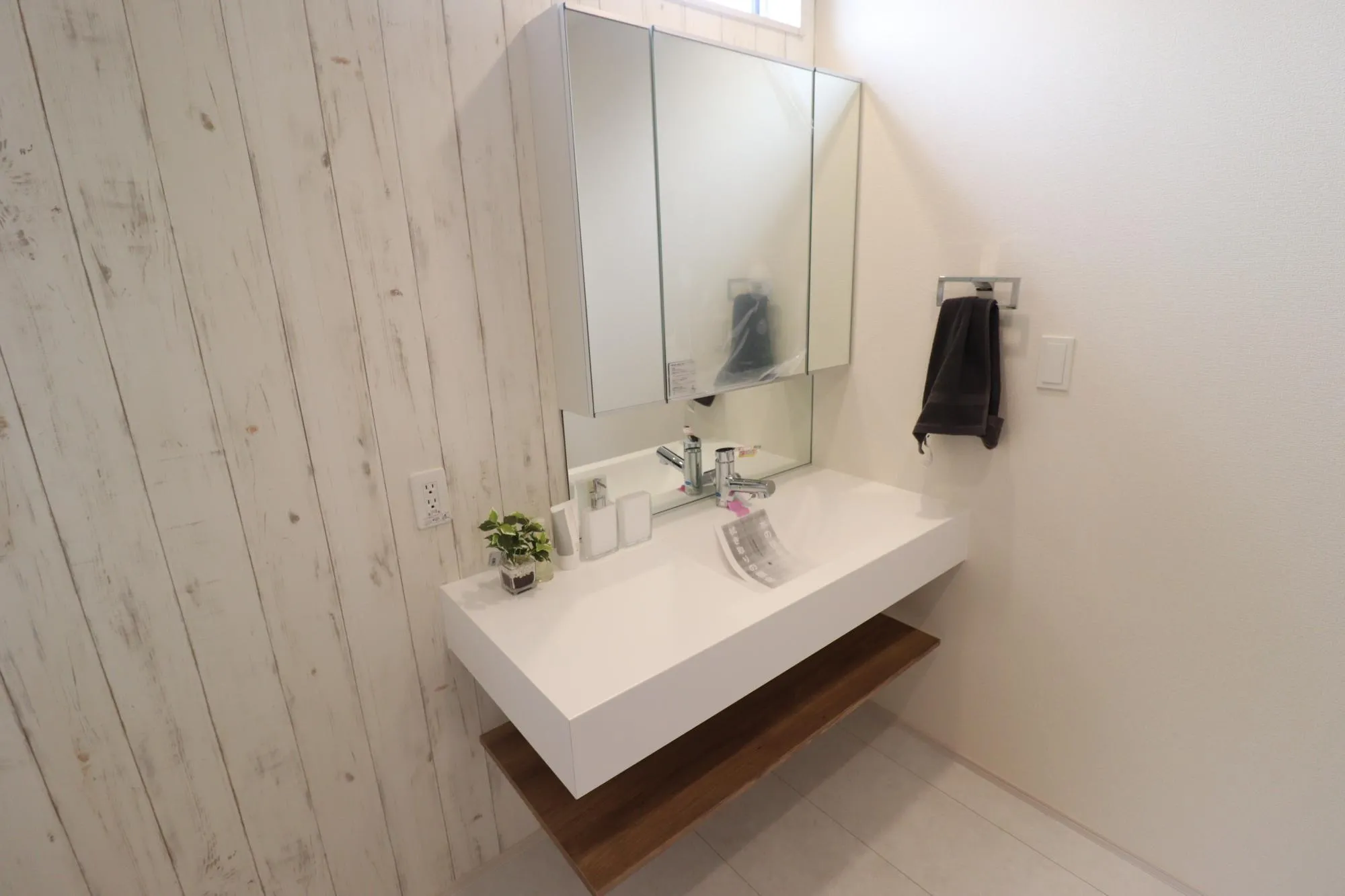 【①号棟】モデル家具設置中!