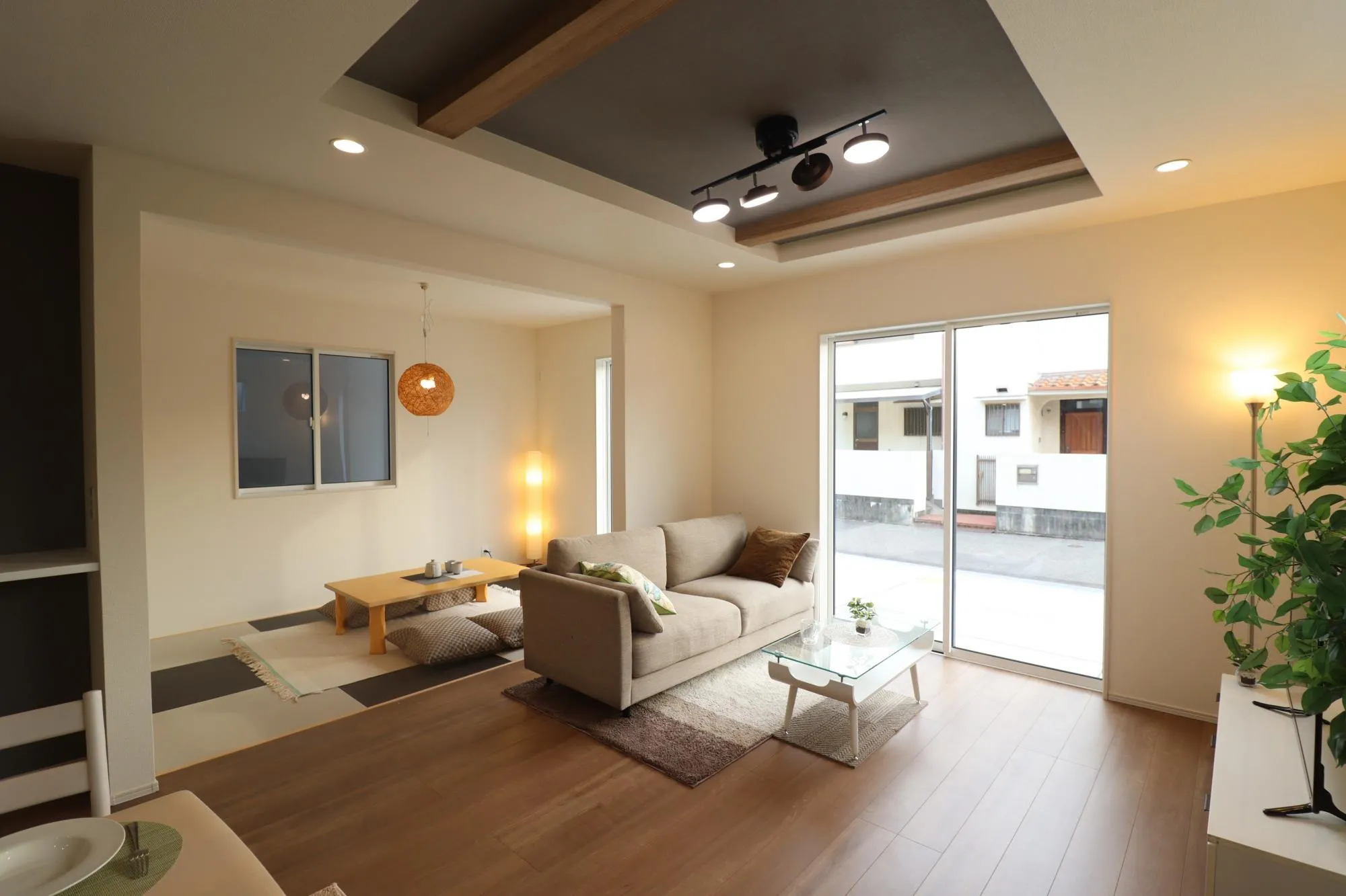 【①号棟】モデル家具設置中!