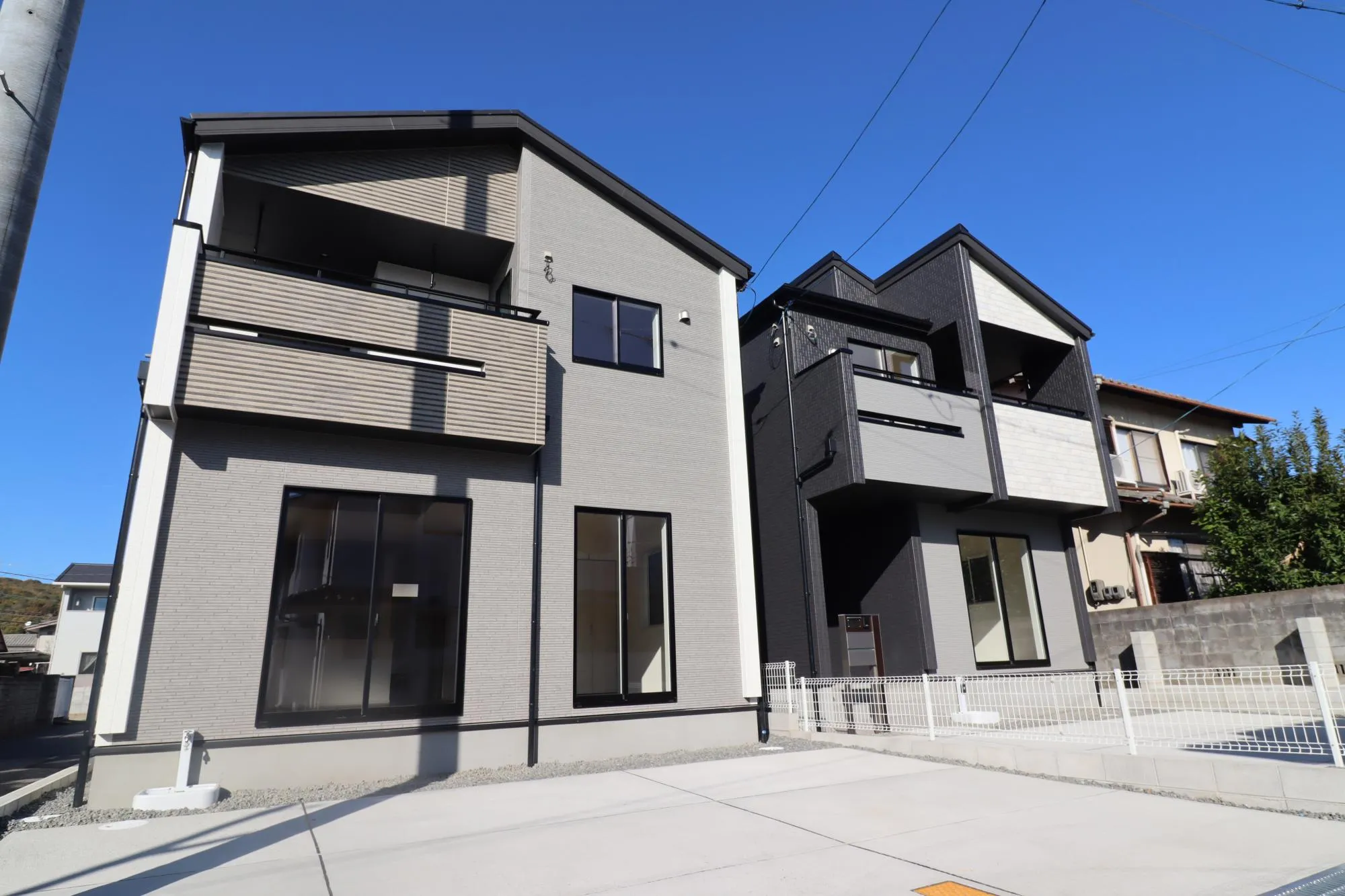 【外観写真(①号棟)】