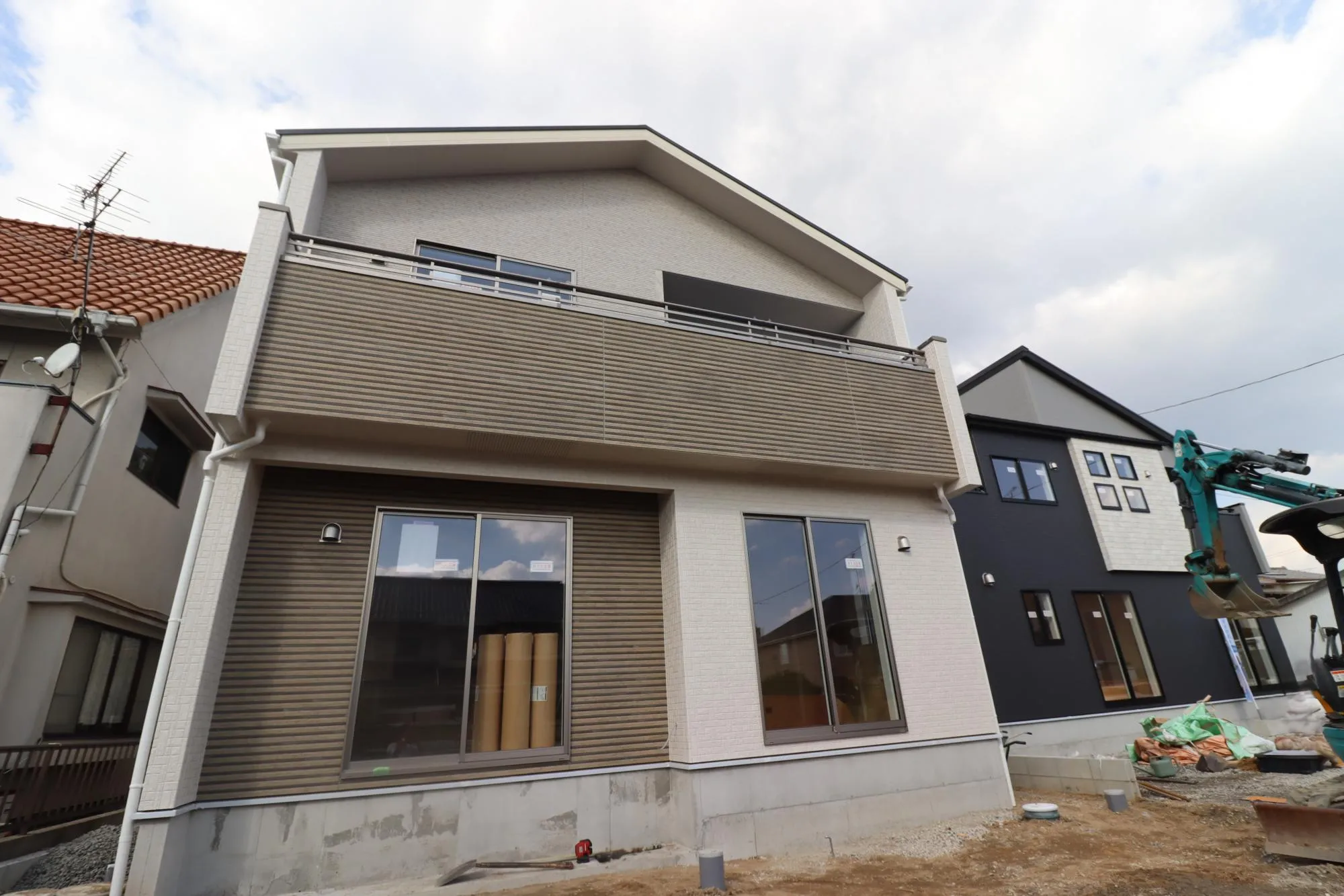 【現地写真(左1号棟、右2号棟)】