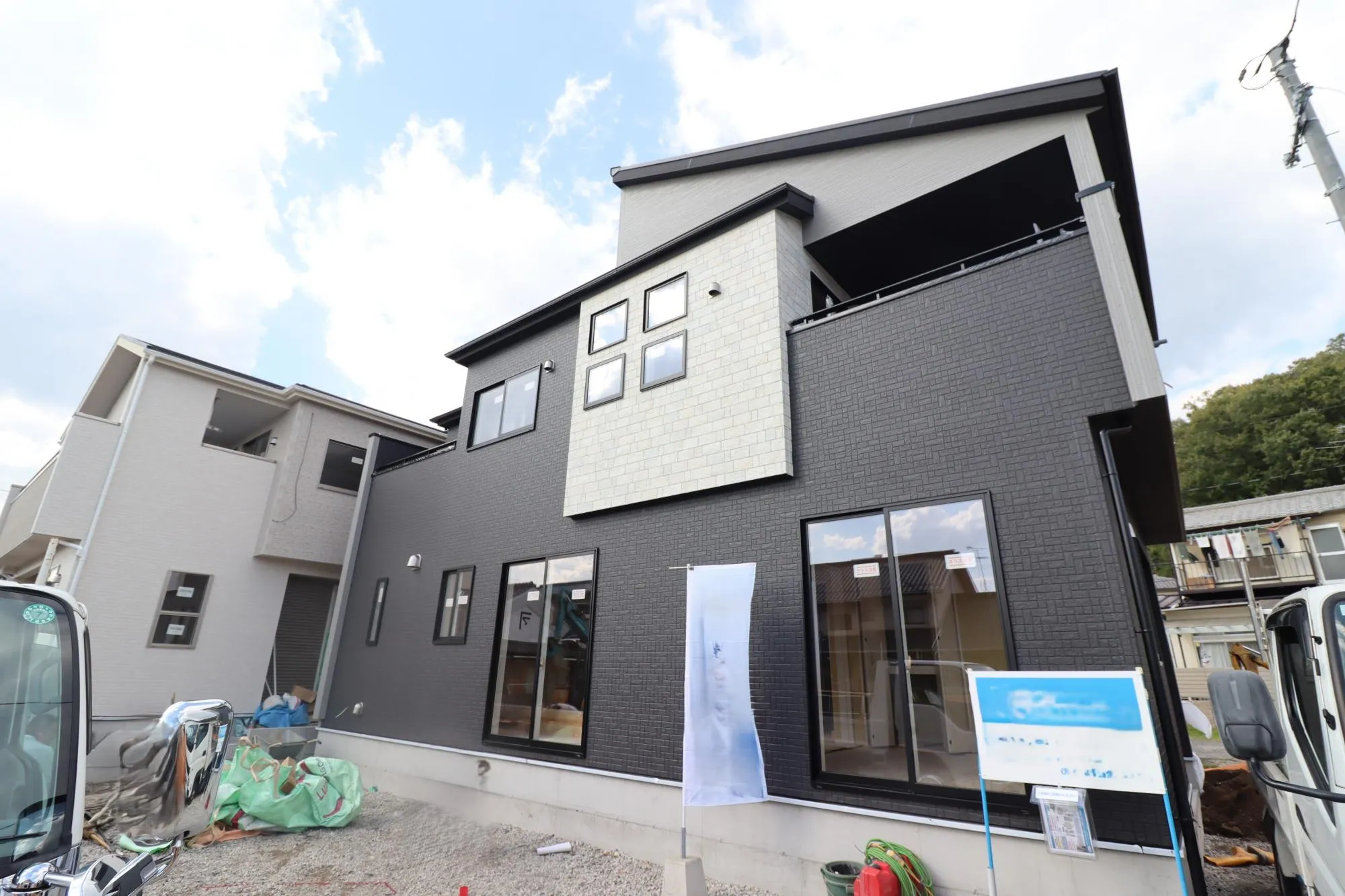 【現地写真(左1号棟、右2号棟)】