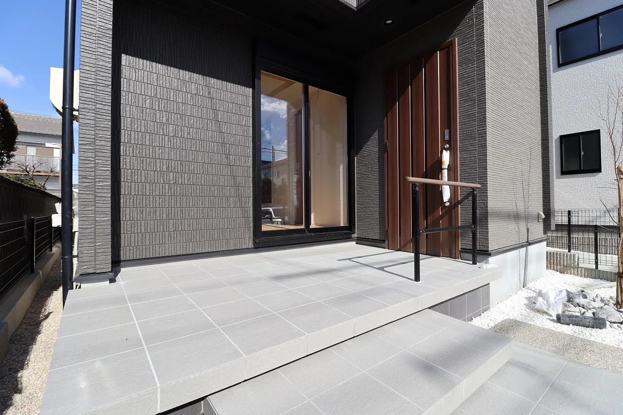 ①号棟 外観写真(玄関ポーチ部分)