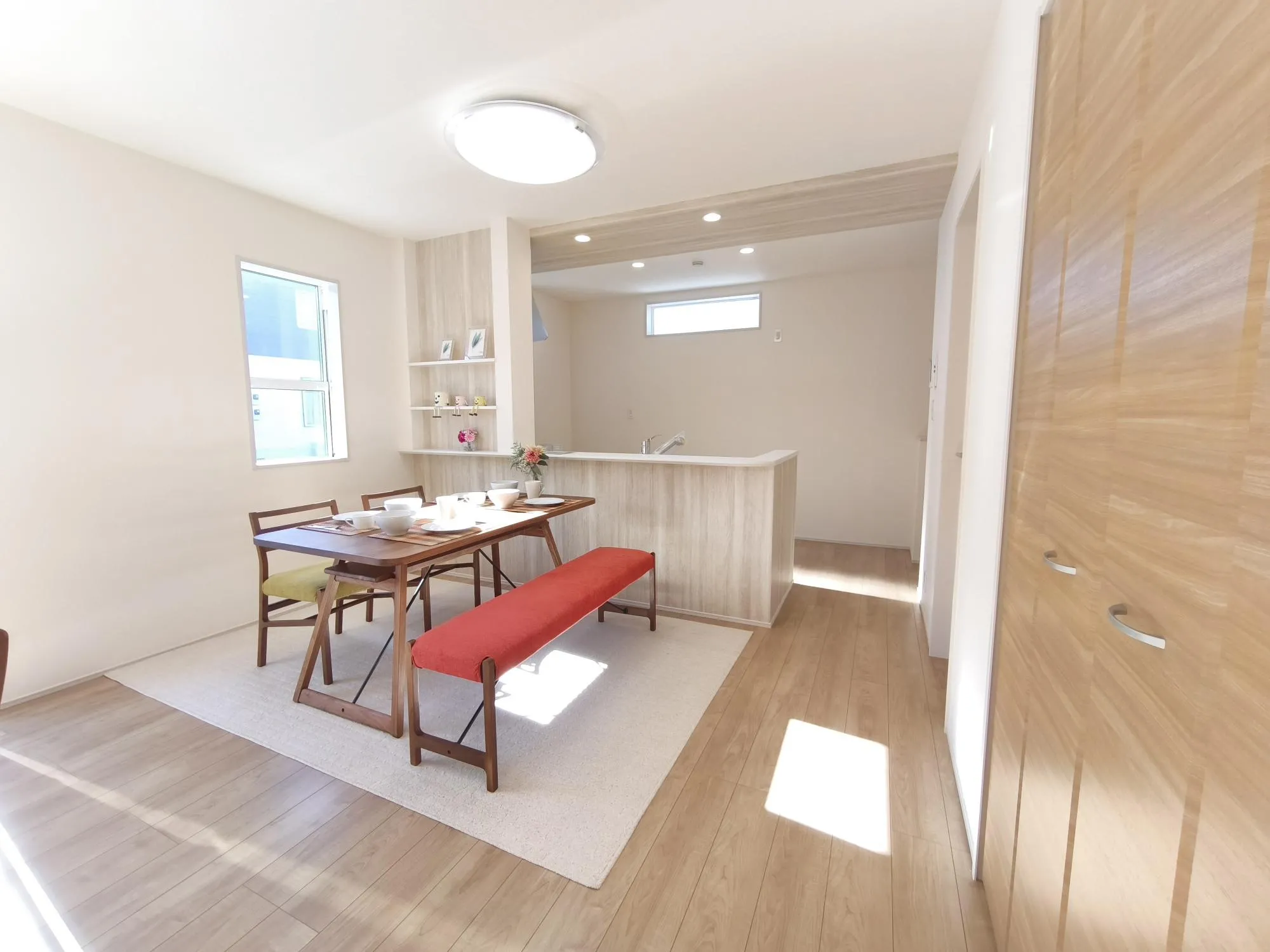 設置しました!実際のサイズ感現地で確認いただけます!※家具付き販売ではございません。