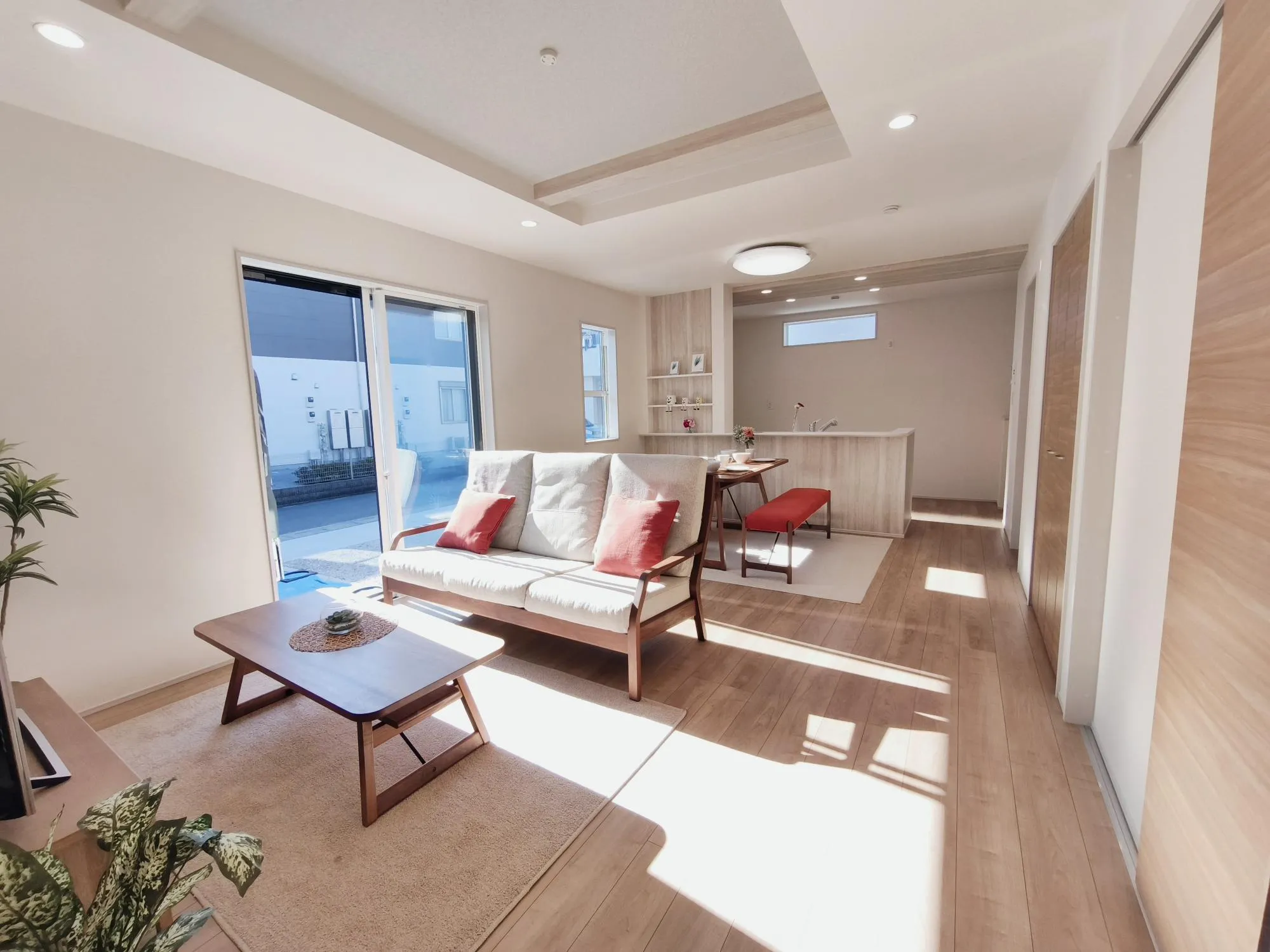 設置しました!実際のサイズ感現地で確認いただけます!※家具付き販売ではございません。