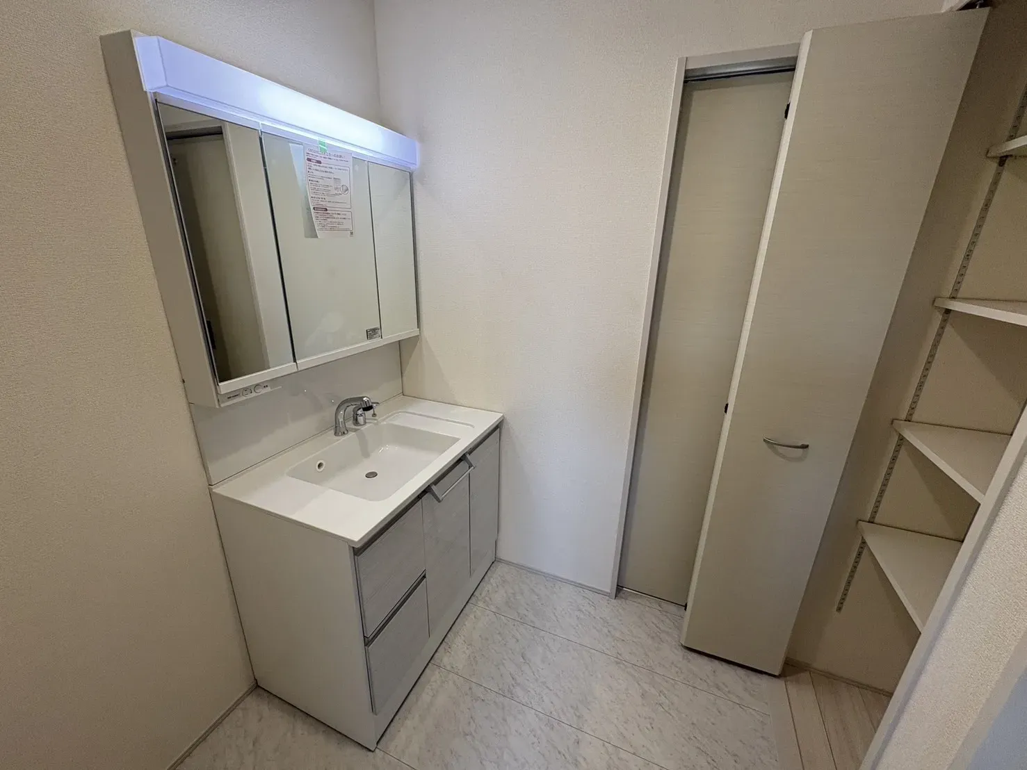 【脱衣所】大きな洗面化粧台付きです♪