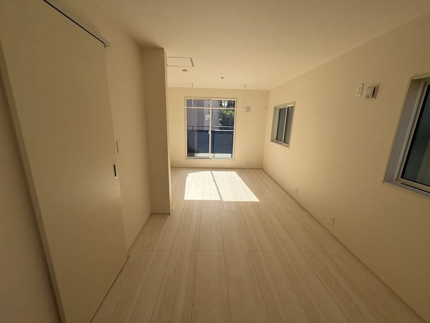 【主寝室】10帖以上の広いお部屋です♪