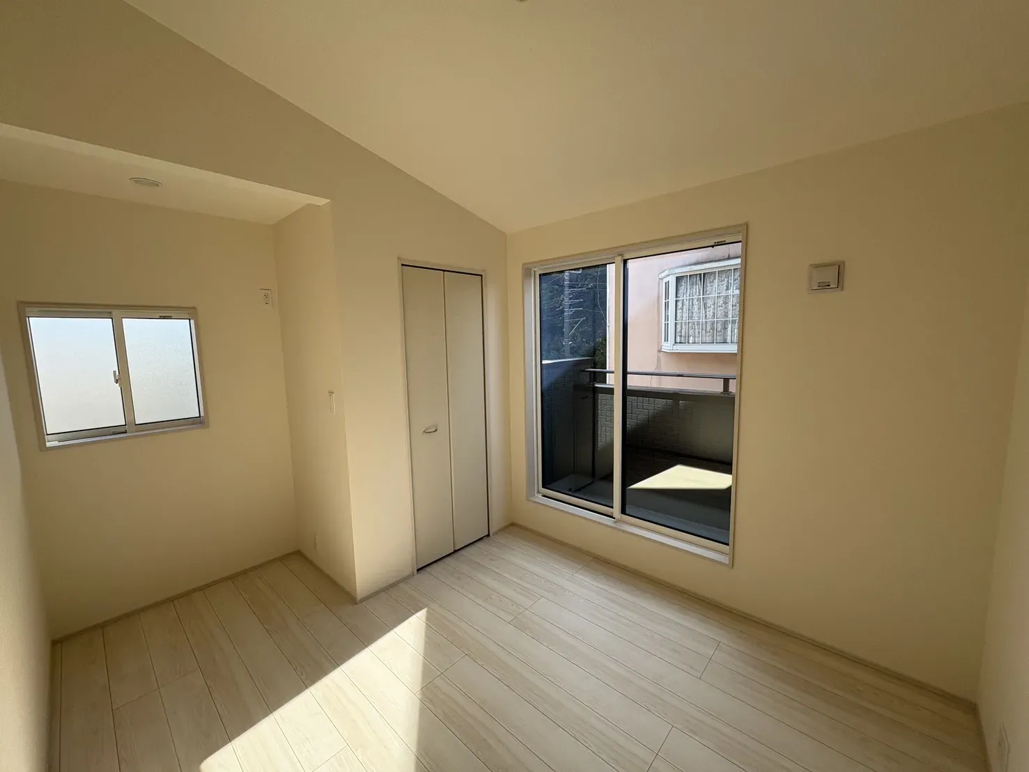 【勾配洋室】勾配天井が開放感を演出します♪