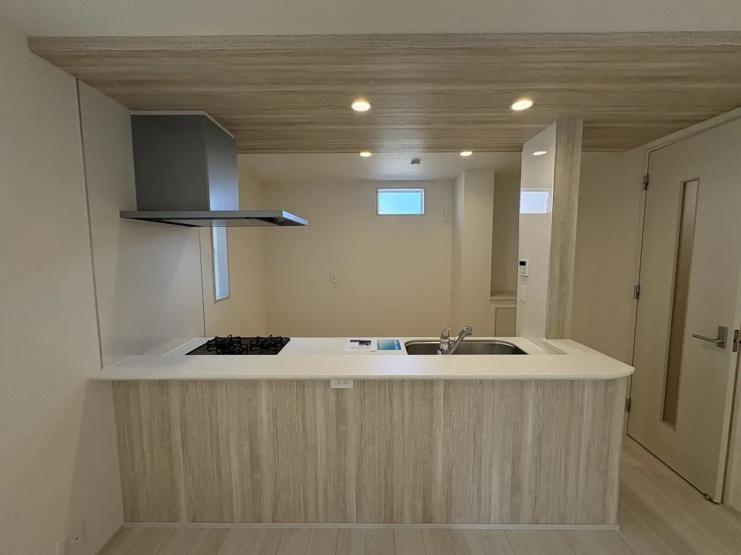 【キッチン前面】キッチンがオシャレにみえるアクセントクロス仕様