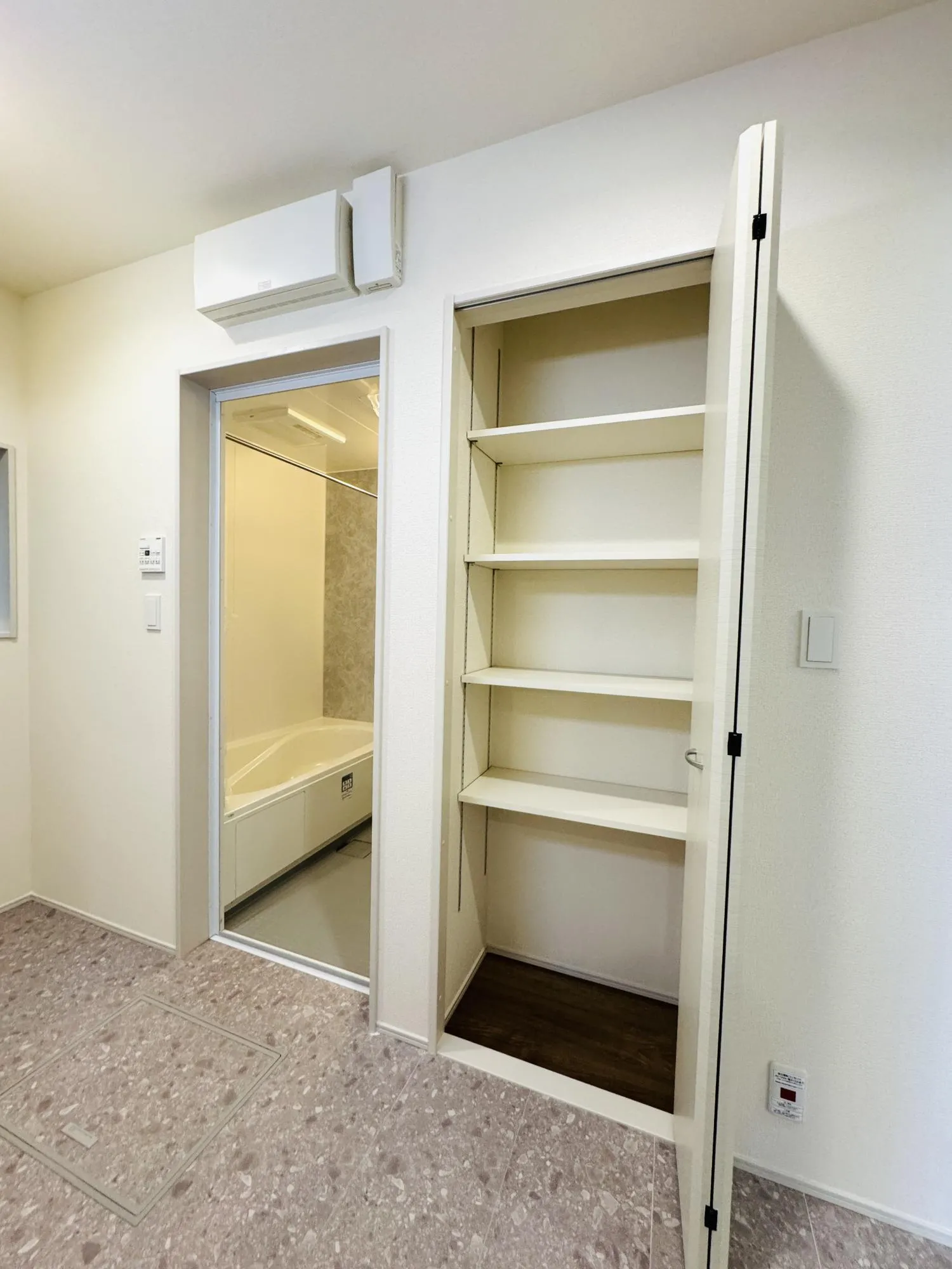 【洗面所内・可動棚:2号棟】