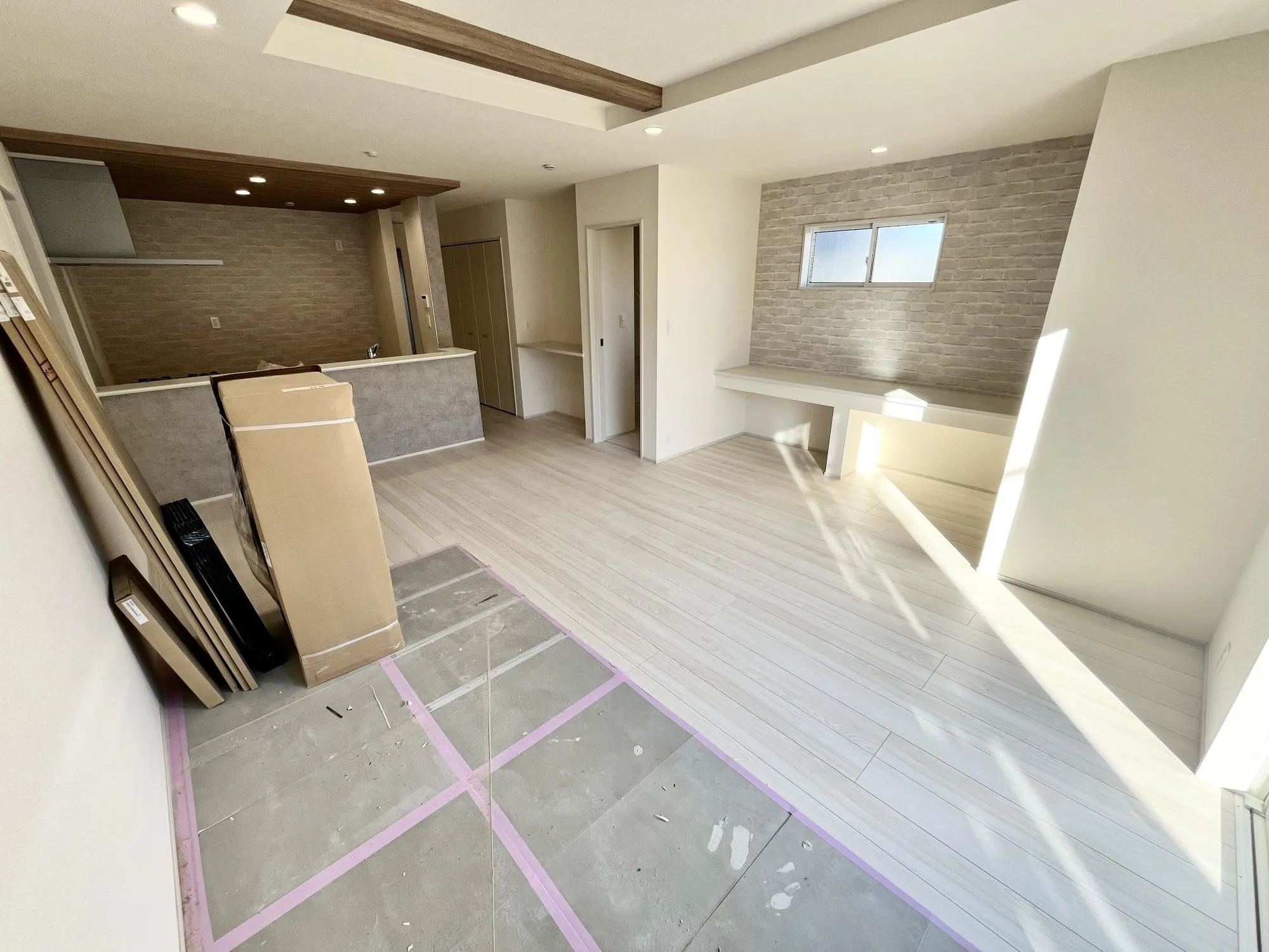 ホワイトカラーのリビング。お部屋を広く感じさせる。※完成前の写真です【2号棟】