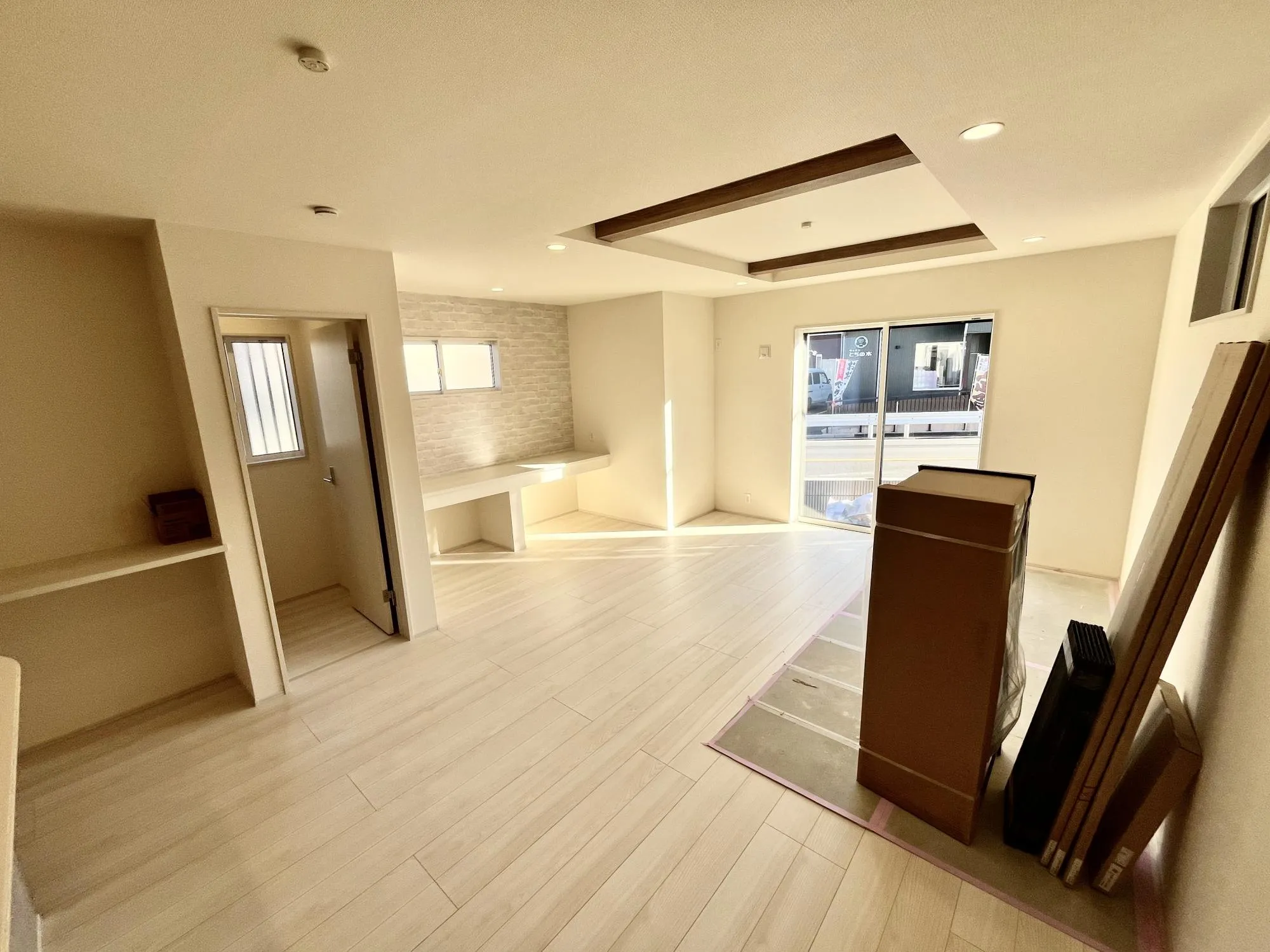 家族の集うリビングは折上天井を採用し解放感溢れる空間に※完成前の写真です【2号棟】