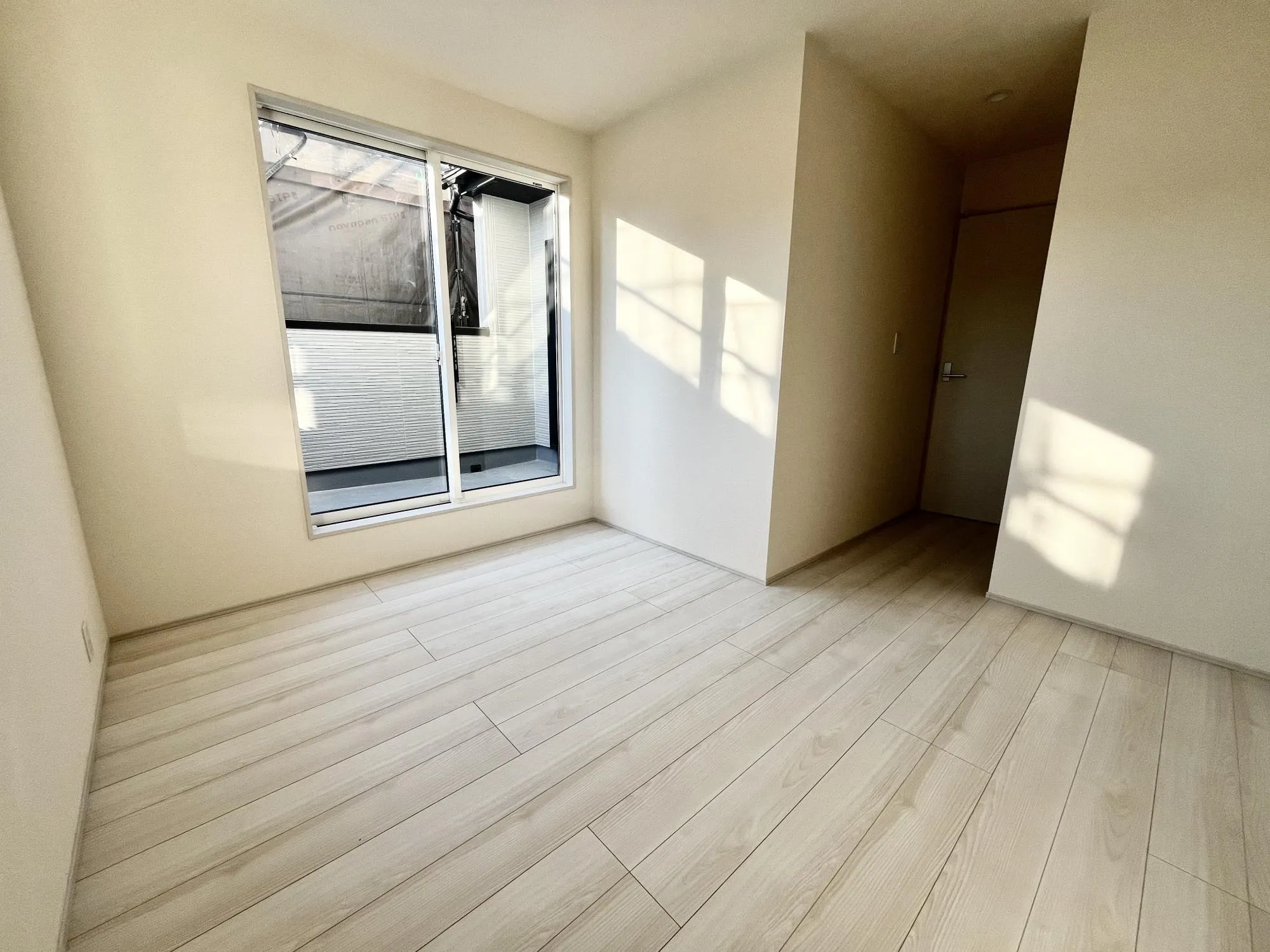 バルコニーに面し、室内にたっぷりと自然光を取り入れることができ、明るく開放的な空間を作る洋室【2号棟】