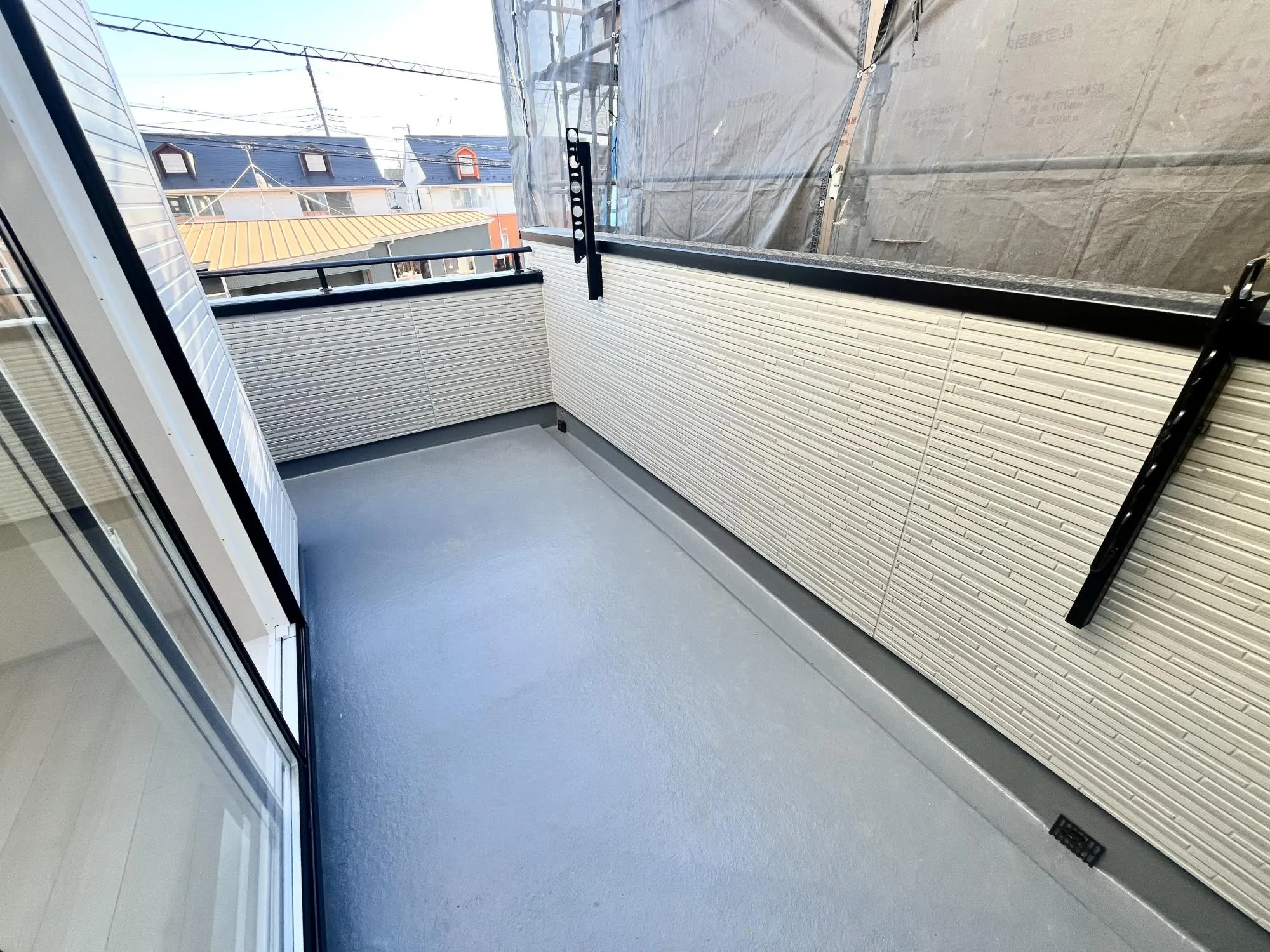 広々バルコニーで洗濯物が多い日でも安心です【2号棟】