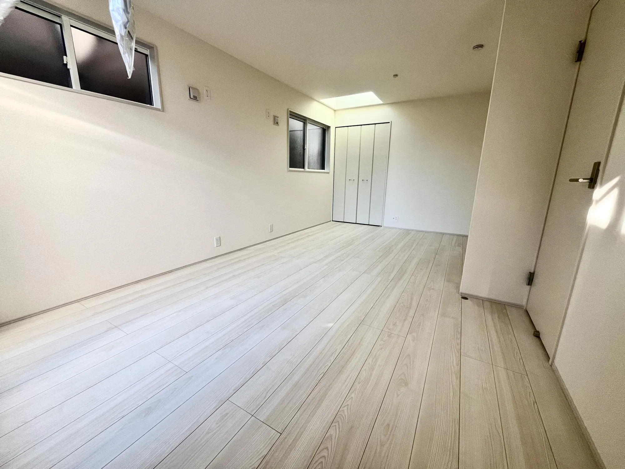 天井に設置したトップライトから陽光が差し込みます【2号棟】