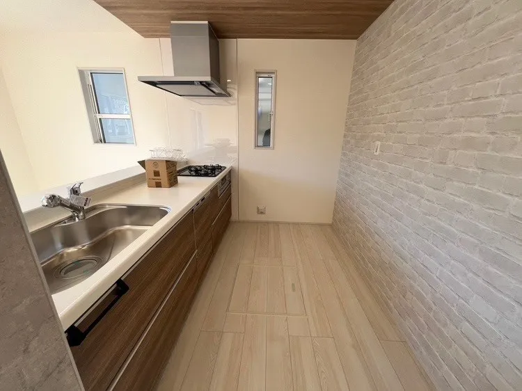 キッチンの背面にはカップボードを置いても映えるアクセントクロスを採用【3号棟】