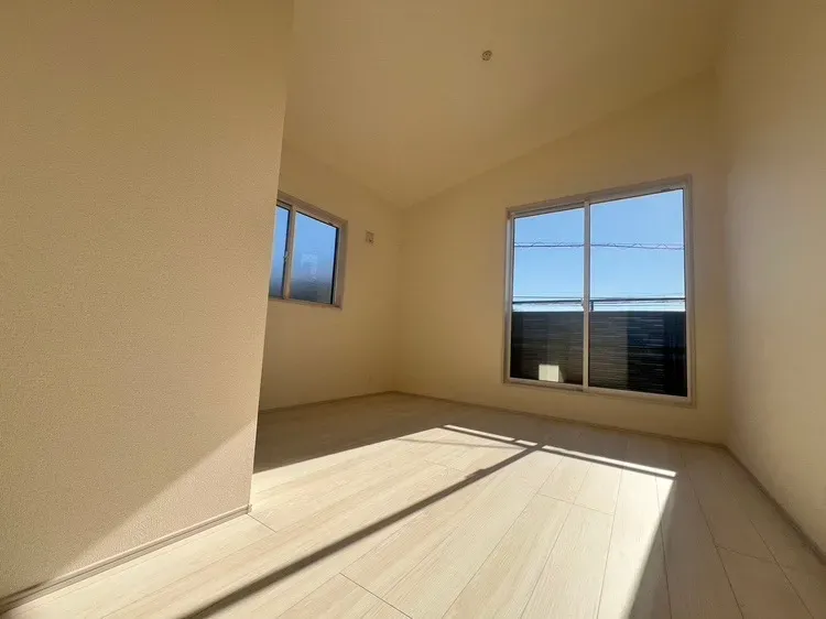 開放感を演出する6.25帖の勾配天井はバルコニーに面した南向きのお部屋です【3号棟】