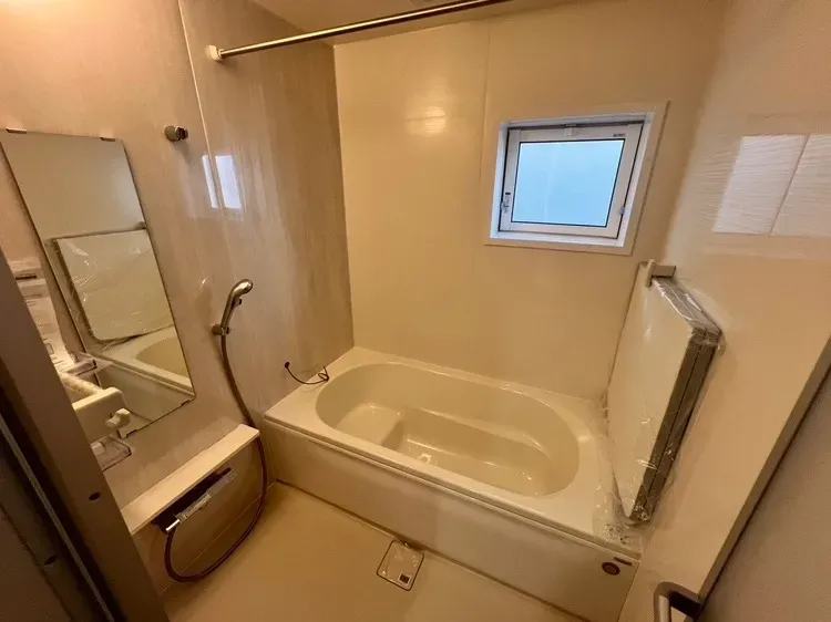 半身浴もできるステップ付きのバスタブ。暖房/涼風で年中快適な浴室乾燥機も装備。【3号棟】