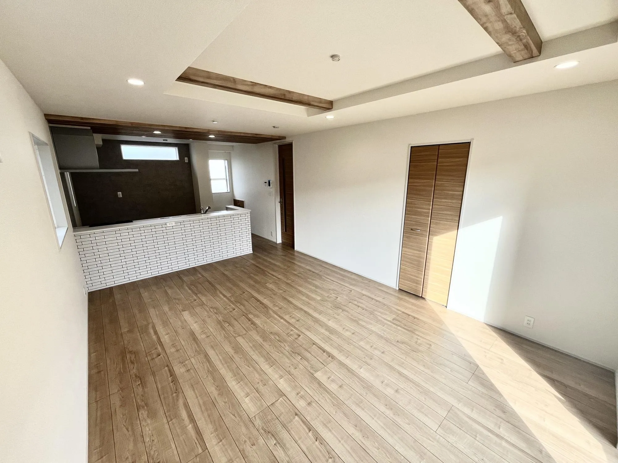 折上天井を採用し解放感溢れるリビング【4号棟】