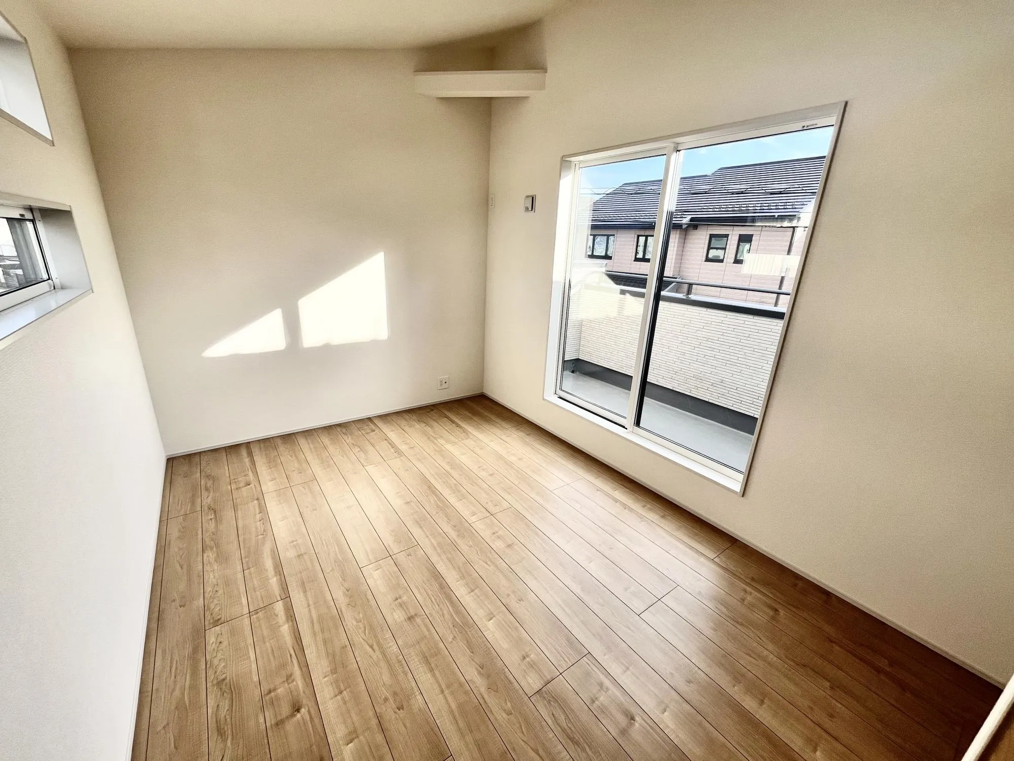 2面採光の明るい洋室【4号棟】