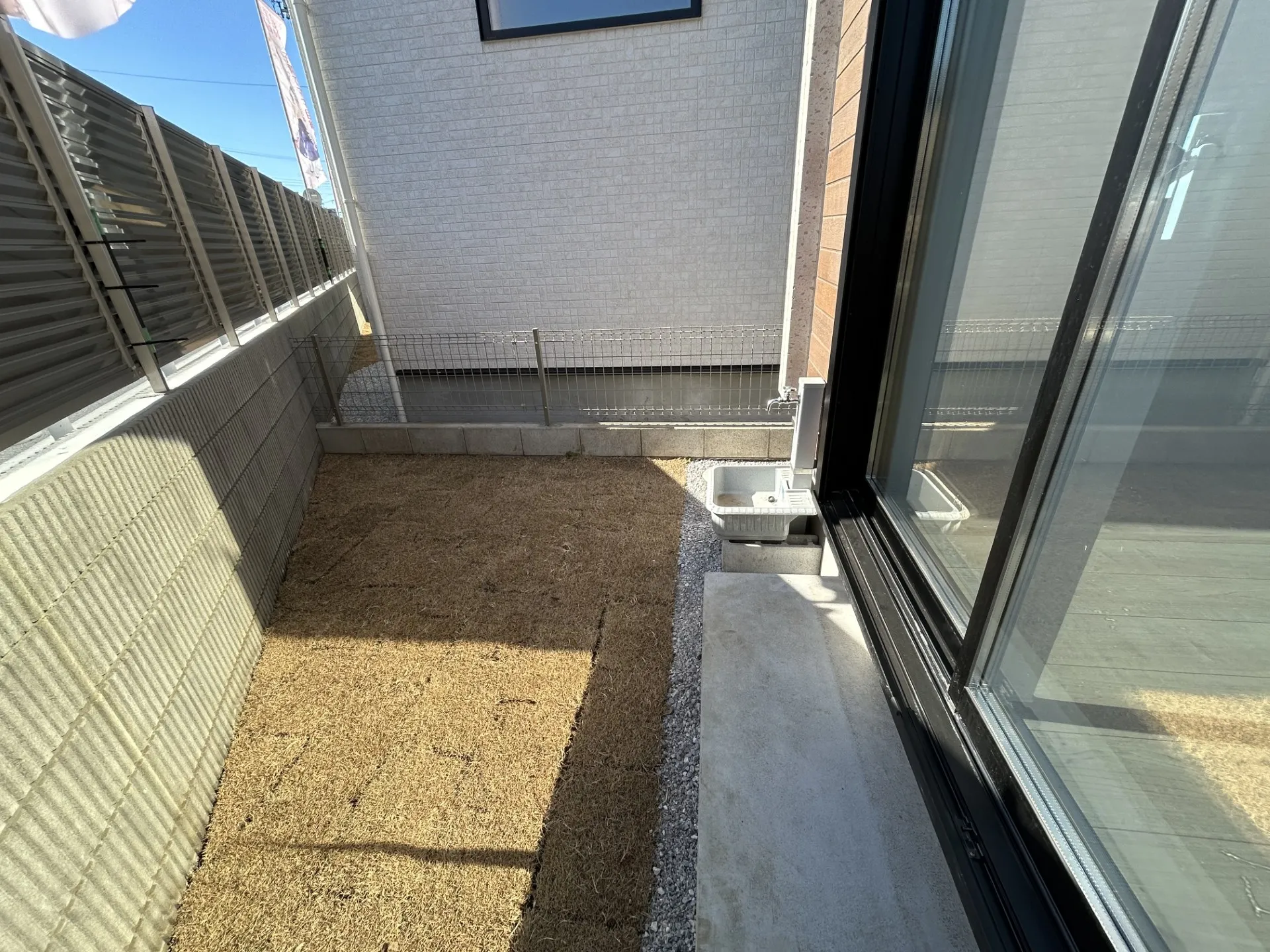 外水栓のあるお庭。掃き出し窓はミラーフィルムになっています。【4号棟】