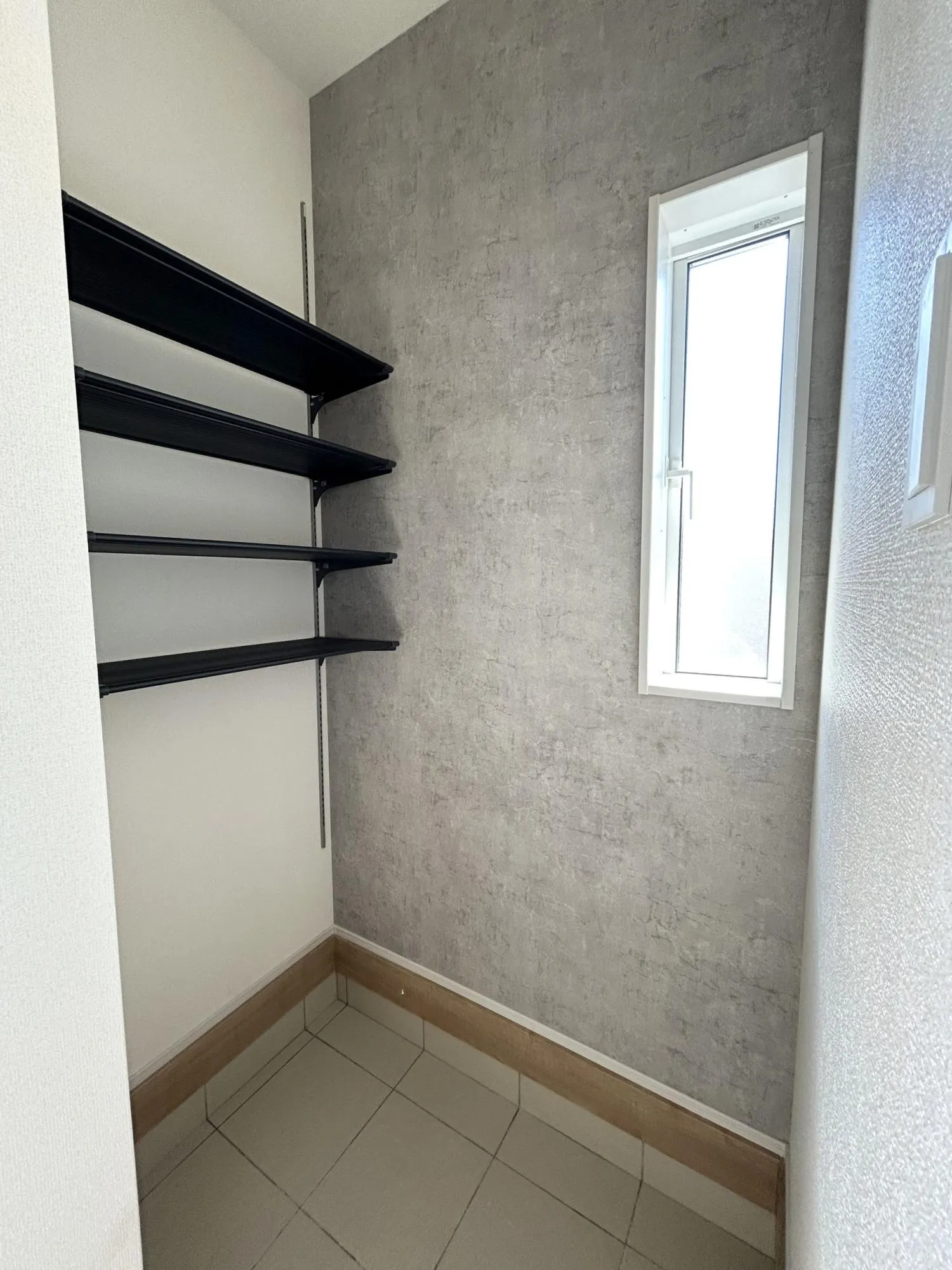 可動棚付きの玄関土間収納【4号棟】