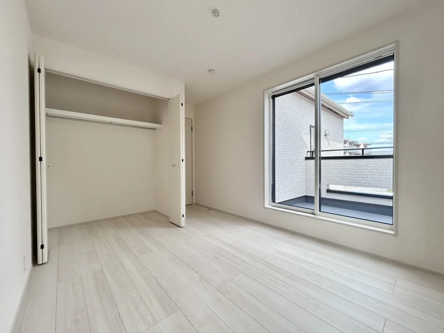 【洋室①】5.25帖