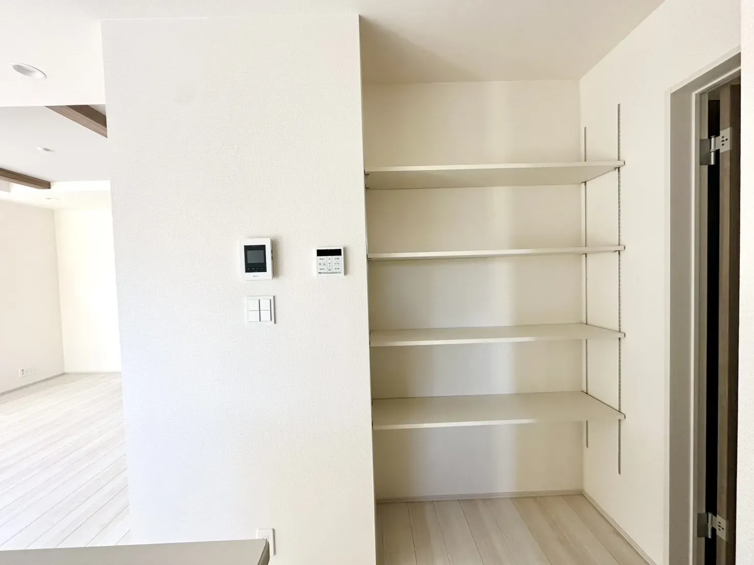 3号棟:キッチン横パントリー収納