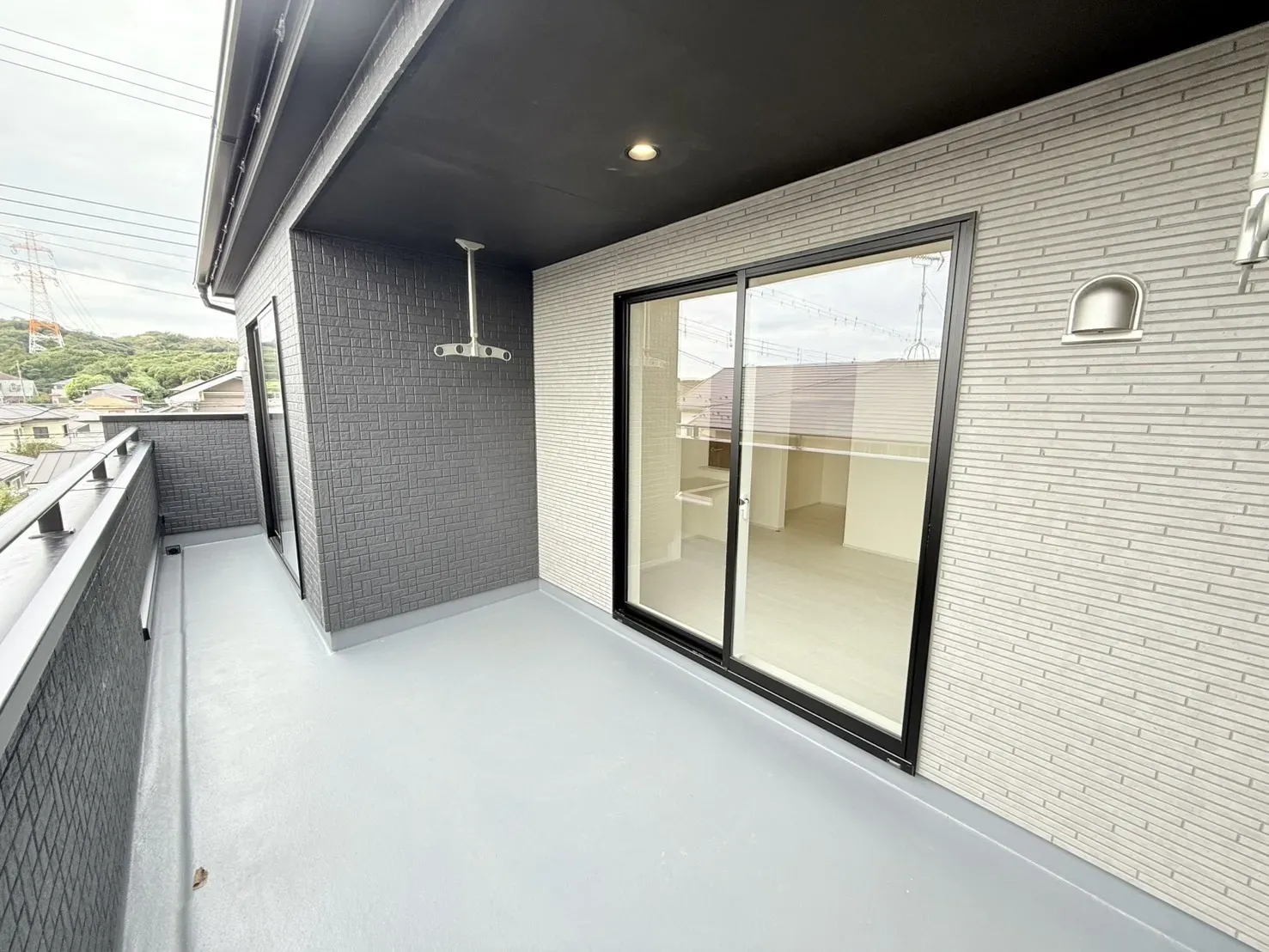 【バルjコニー】1日を通して陽光が降り注ぐバルコニーです。主寝室に面しているので洗濯物を取り込んで、そのままWICに収納できます。