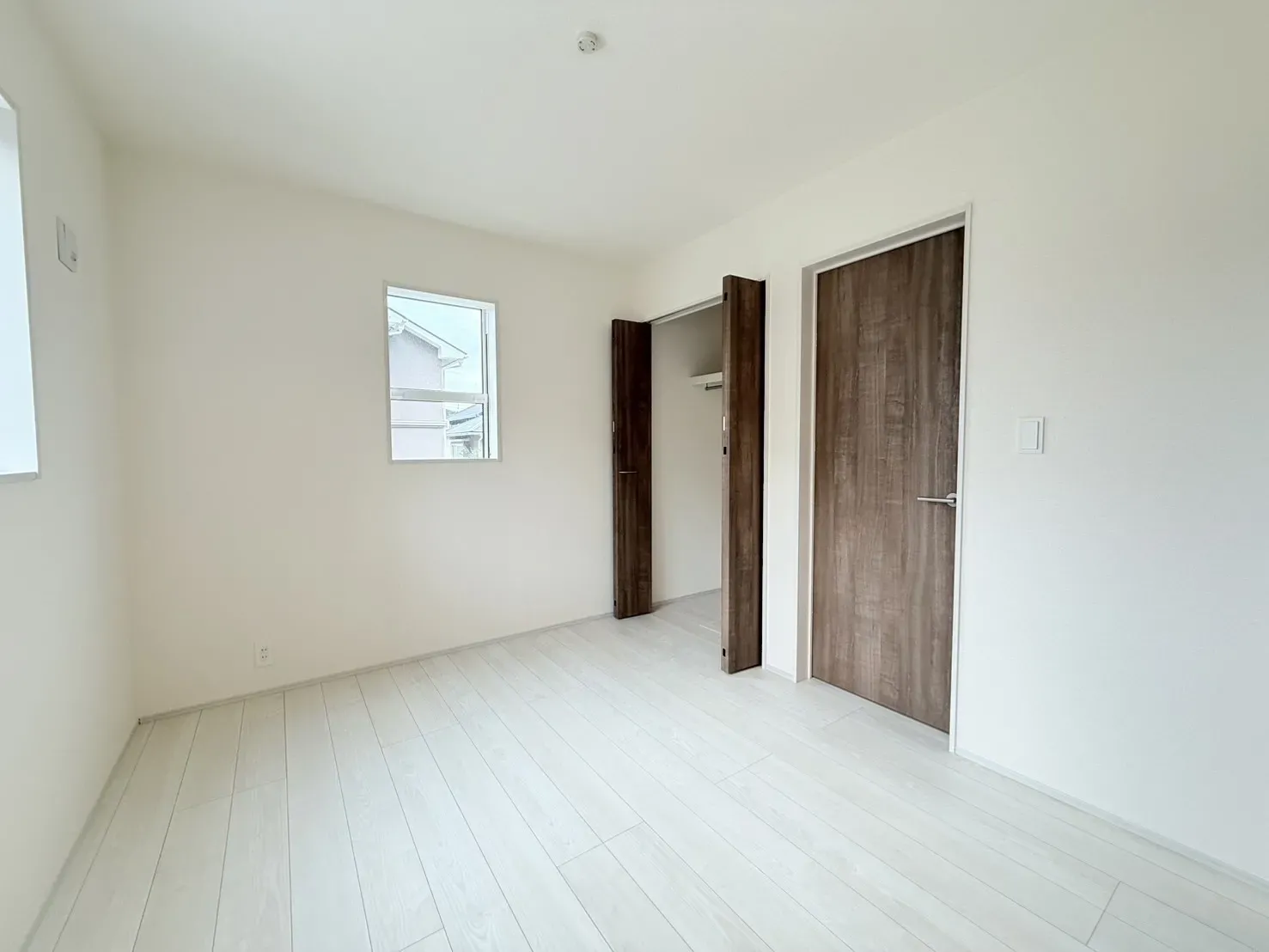 【2階居室】窓は腰高窓のため壁面が多く、ベッドや机などの家具が配置しやすい設計に◎