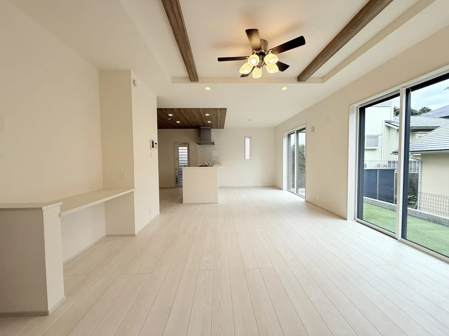 【LDK】家族が集うリビングは南向きで明るく、折上天井で開放感があります。インテリアを考えるのが楽しくなる、広々とした空間になっています。