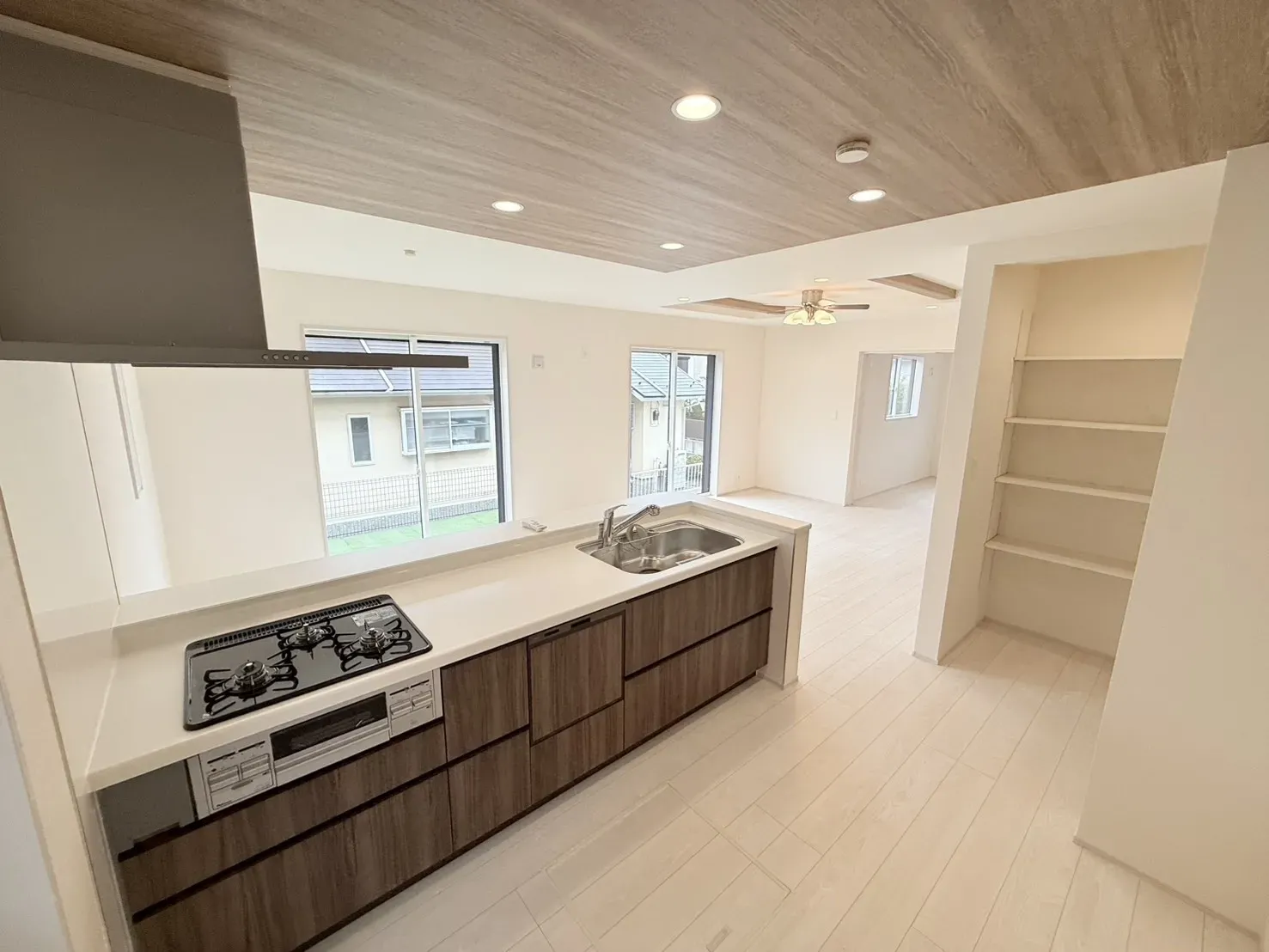 【キッチン】家事負担を軽減する食器洗乾燥機付きのキッチンです。カウンター下部の収納は、スライドオープンタイプのため、奥のものまで簡単に取り出すことができます。便利な床下収納も設けています。