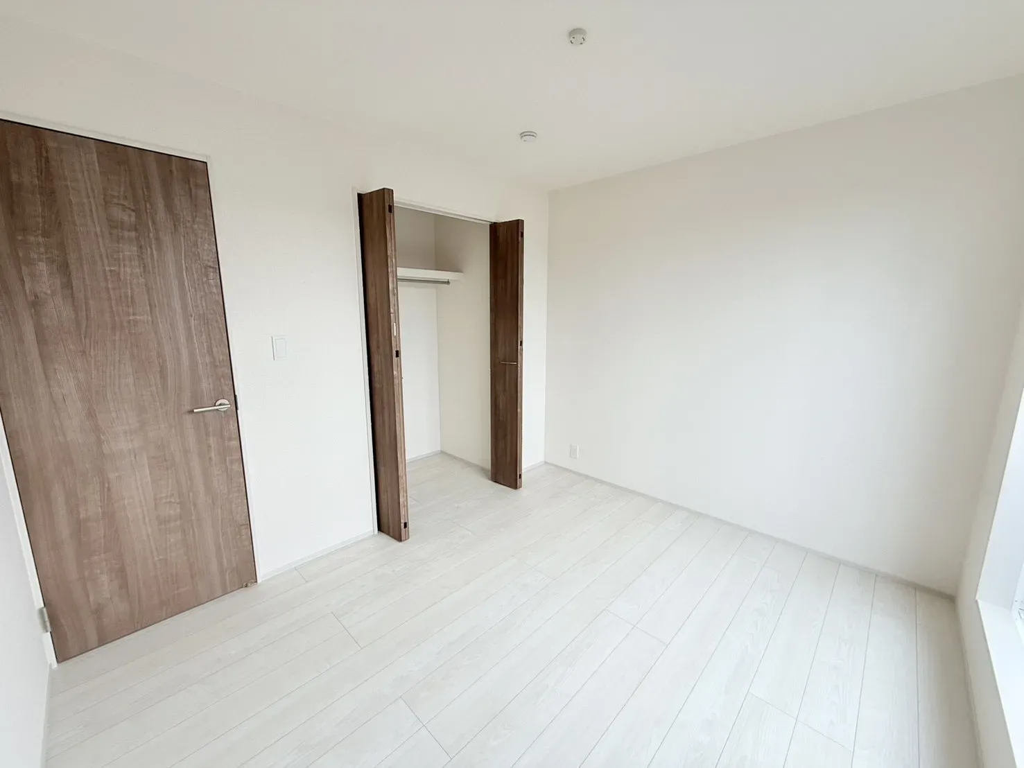 【2階居室】家具が配置しやすい凹凸の少ないシンプルな内装。南向きのバルコニーに面しており、いつでもクリーンな空気を取り込めます。