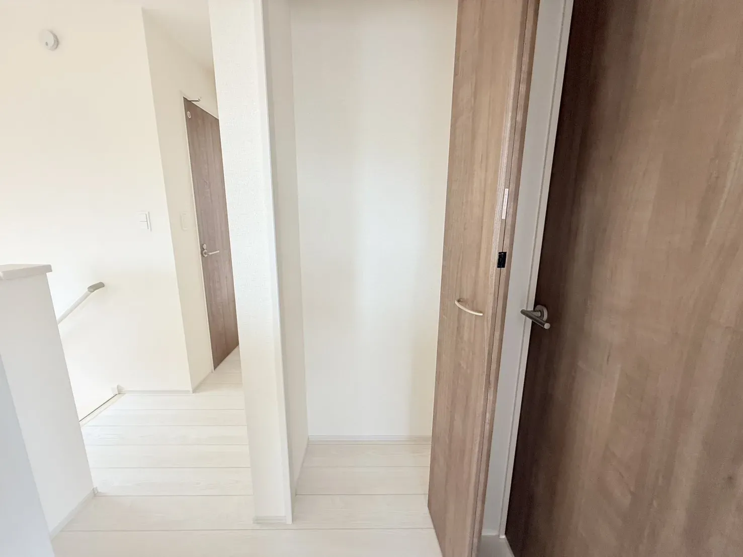 【2階廊下収納】掃除機やトイレットペーパーの収納に便利な2階の廊下収納です。