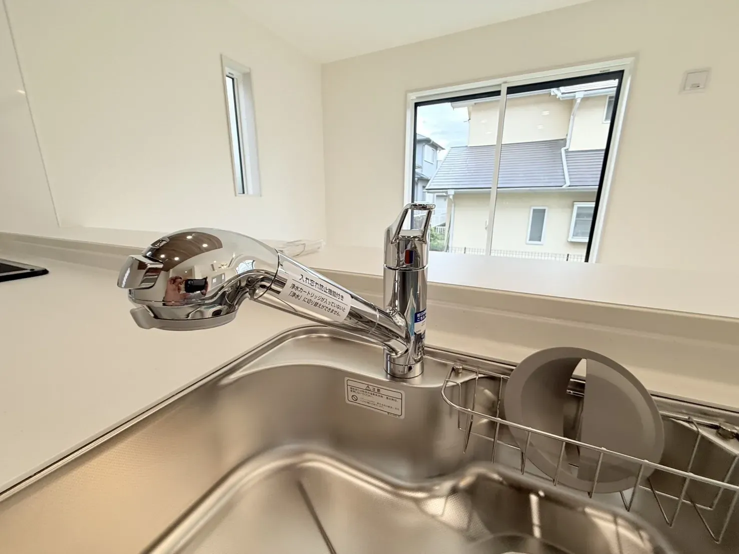 【シンク】洗い物を置いても広々なシンク。浄水器一体型蛇口はホースになっているのでお掃除もラクラク♪