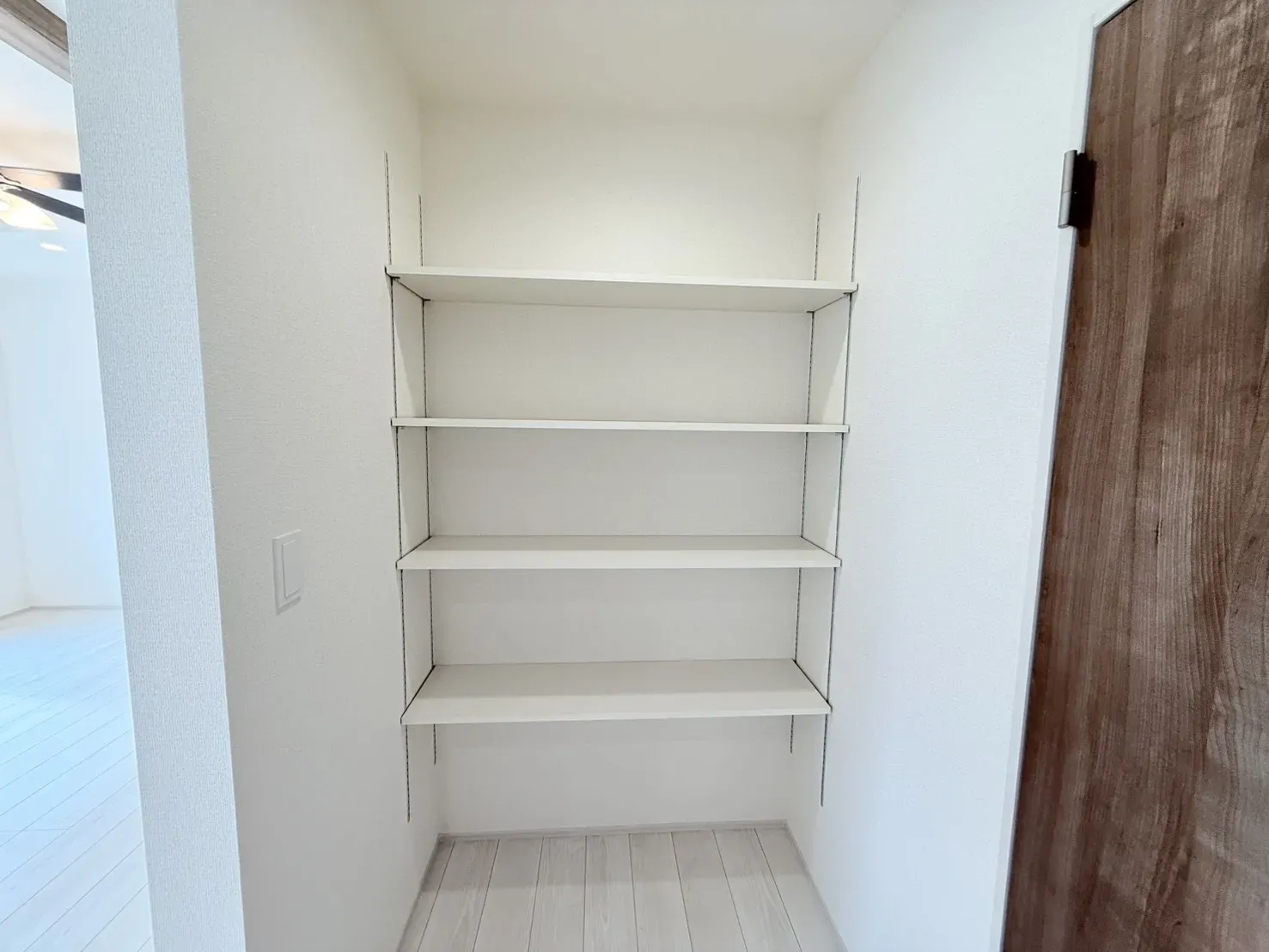 【パントリー】LDKに設置したパントリーです。可動棚付きのため、収納する物にあわせてお好みの高さに調節可能。食料品や飲料のストック、生活感の出やすい日用品の整理にも重宝します。