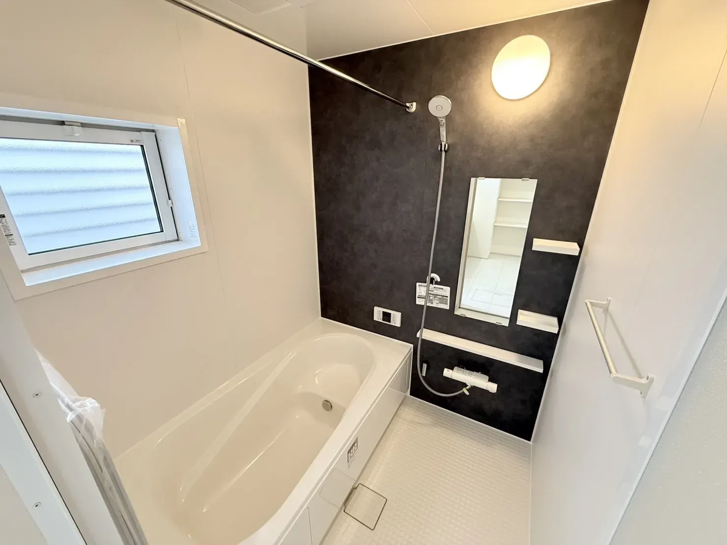 【浴室】浴室乾燥機は湿気を排しカビ防止に大活躍。梅雨の時期は洗濯物も乾かせます。 ゆとりのある浴室は疲れた身体を癒します。空気が籠らない様に小窓も設置しております。