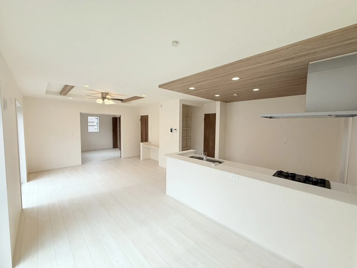 【LDK】家族とコミュニケーションを取りながら調理ができる開放感溢れるカウンターキッチン採用。小さなお子様がいるご家庭では、お子様から目を離すことなく安心して料理することができます。