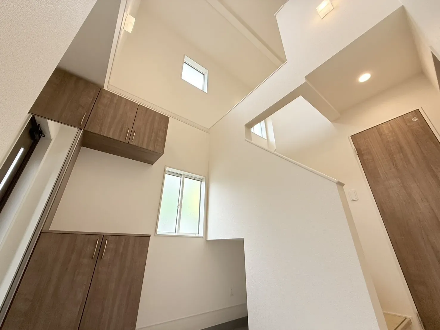 【玄関吹抜】玄関吹抜は高窓から採光が溢れ、住まう人や訪れる人を心地よく迎え入れてくれます◎