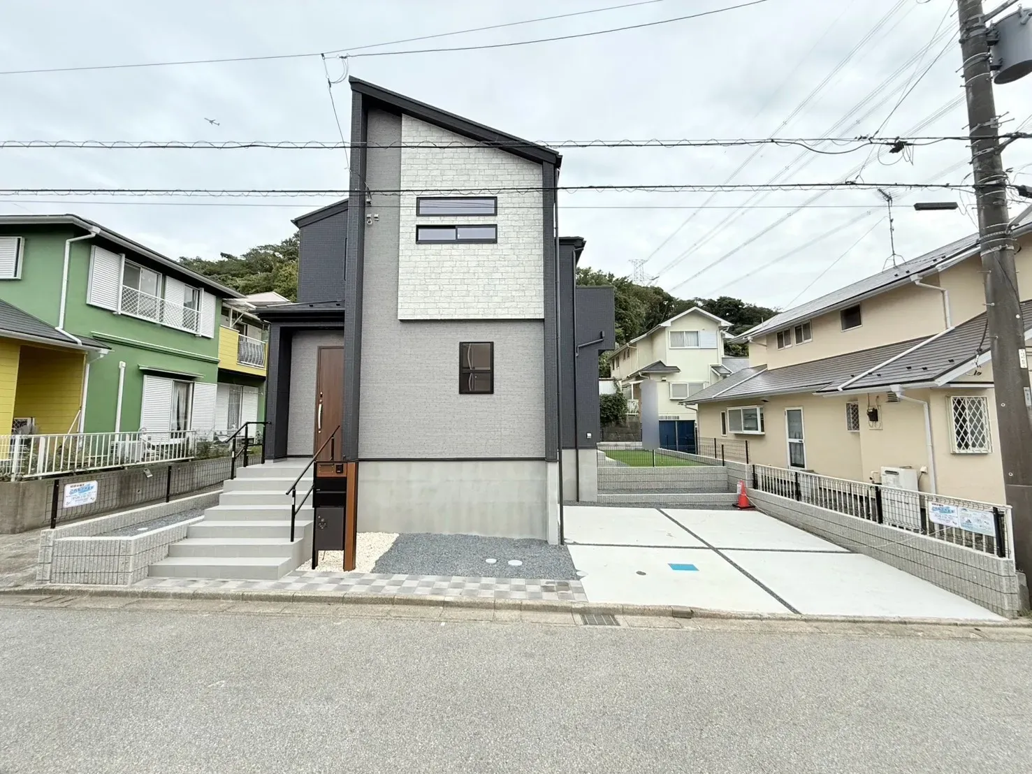 【外観】品質・性能にこだわったブルーミングガーデンの長期優良住宅。快適な暮らしが叶う間取り設計に、折上天井やアクセントクロスなど、空間にメリハリを演出するデザインも魅力です。