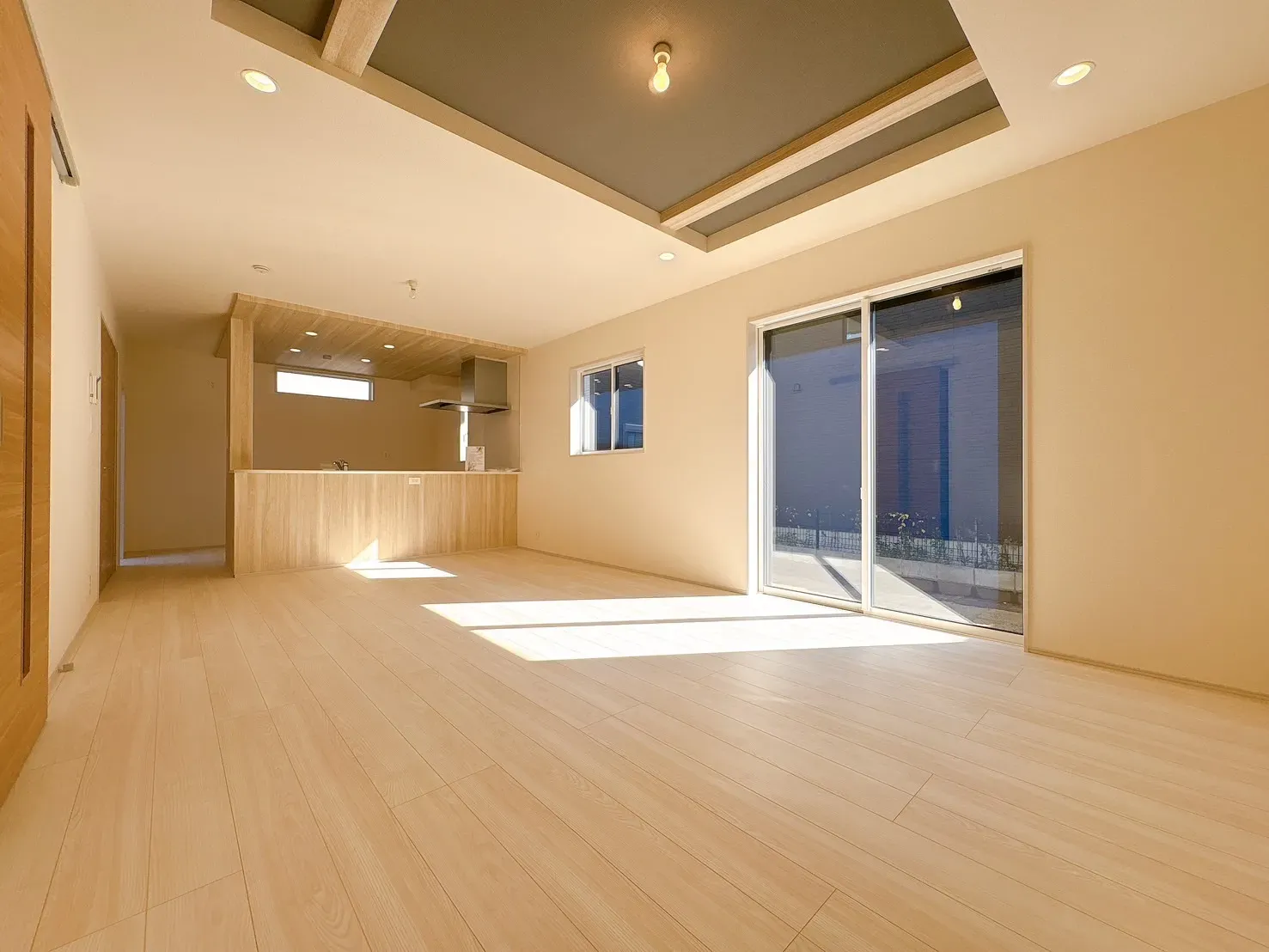 【リビング】ゆったりリビング!シャッター、折上天井と設備も充実です♪