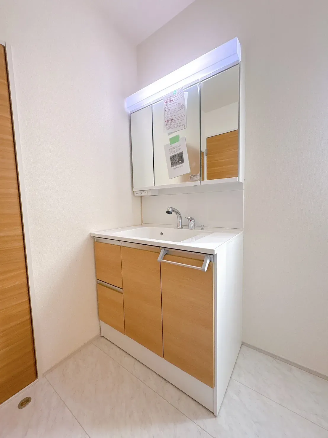 【脱衣所】大きな洗面化粧台付きです♪